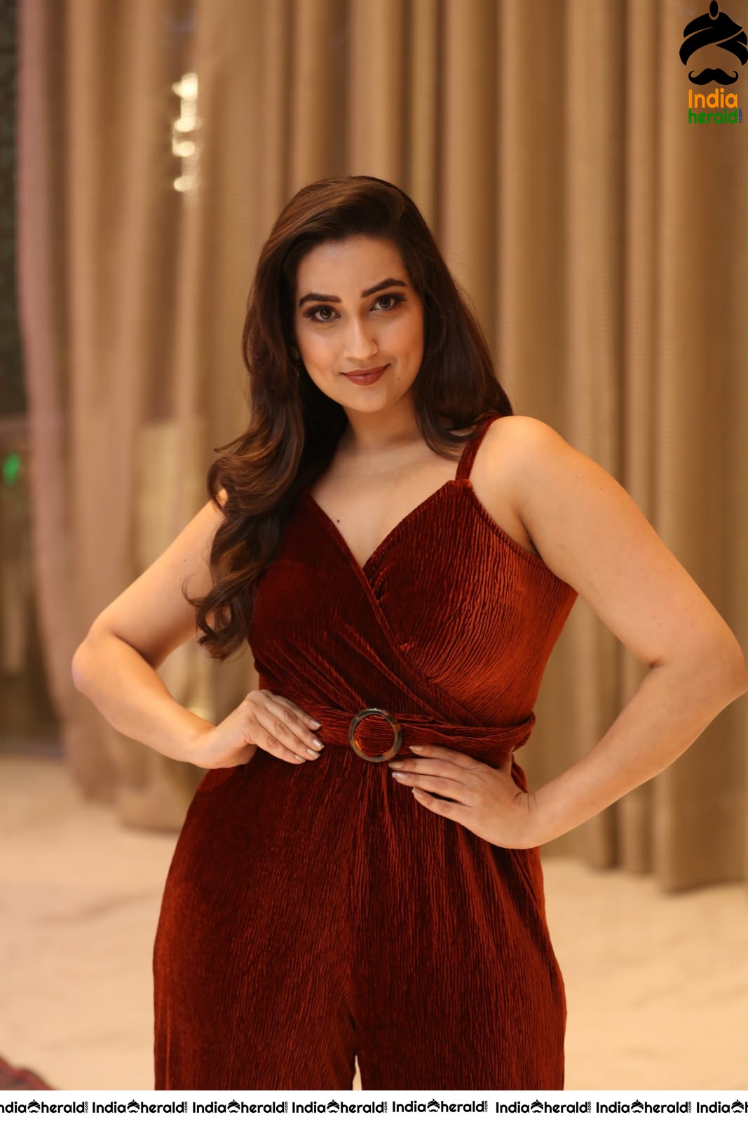 Anchor Manjusha Latest Sexy Stills in Sleeveless Attire Set 1