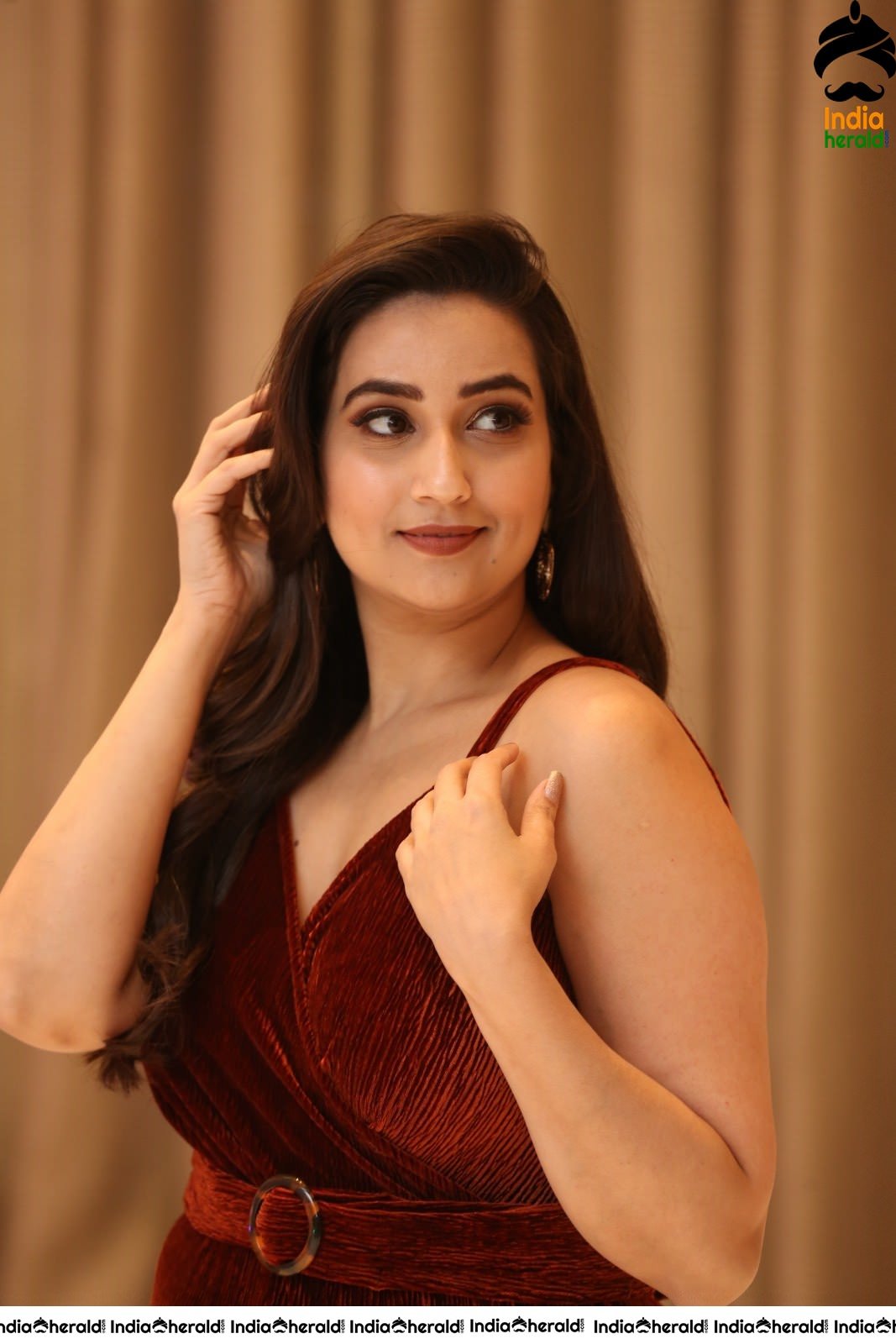 Anchor Manjusha Latest Stills in Sleeveless Attire Set 2