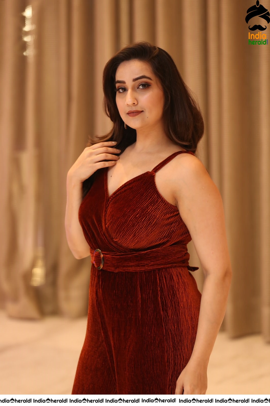 Anchor Manjusha Latest Stills in Sleeveless Attire Set 2