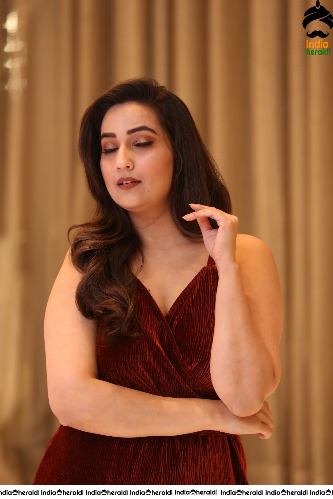 Anchor Manjusha Latest Stills in Sleeveless Attire Set 2