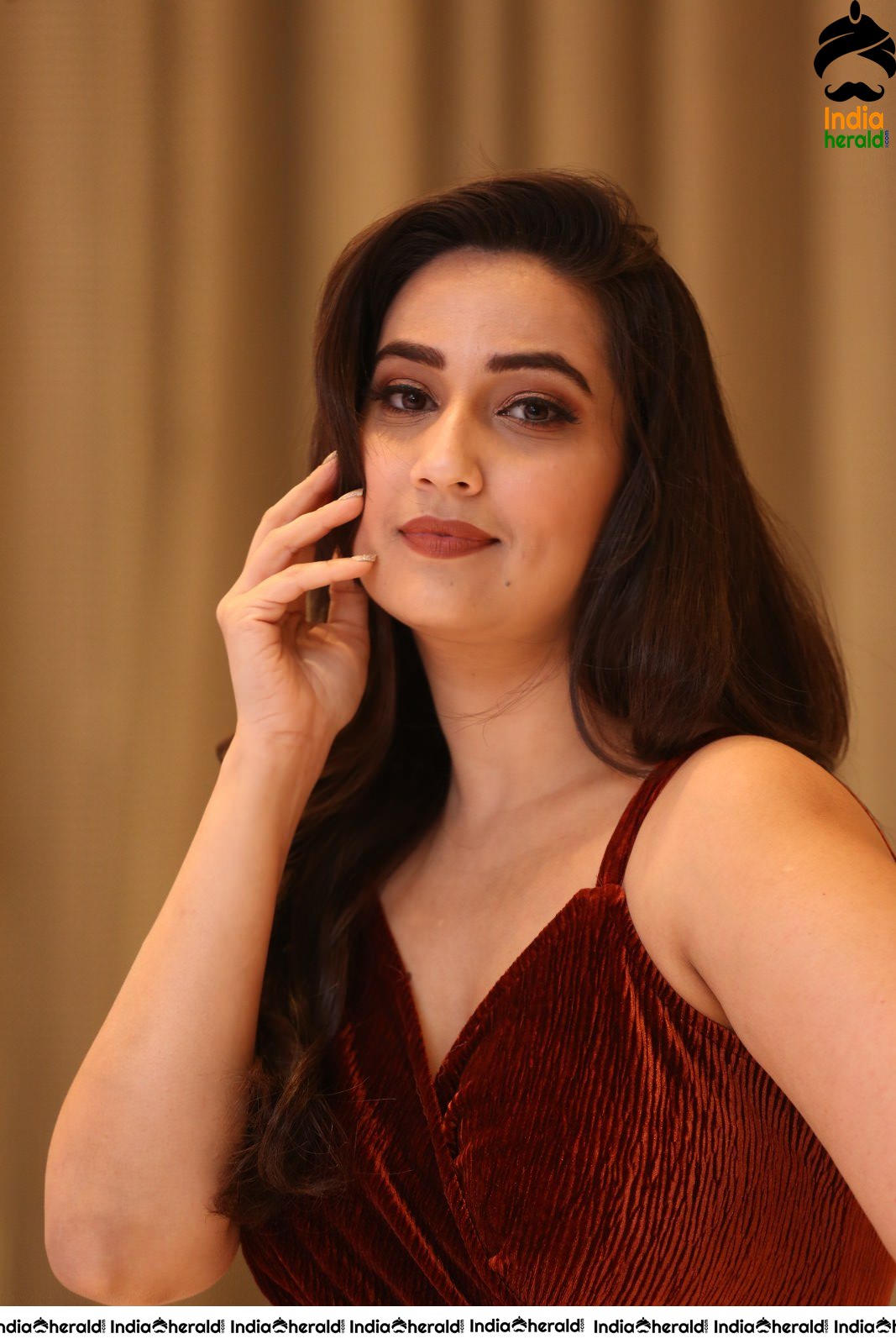 Anchor Manjusha Latest Stills in Sleeveless Attire Set 2