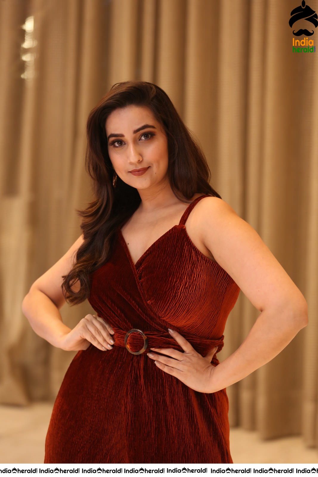 Anchor Manjusha Latest Stills in Sleeveless Attire Set 2