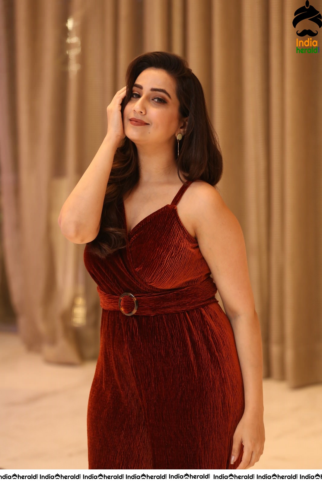 Anchor Manjusha Latest Stills in Sleeveless Attire Set 2