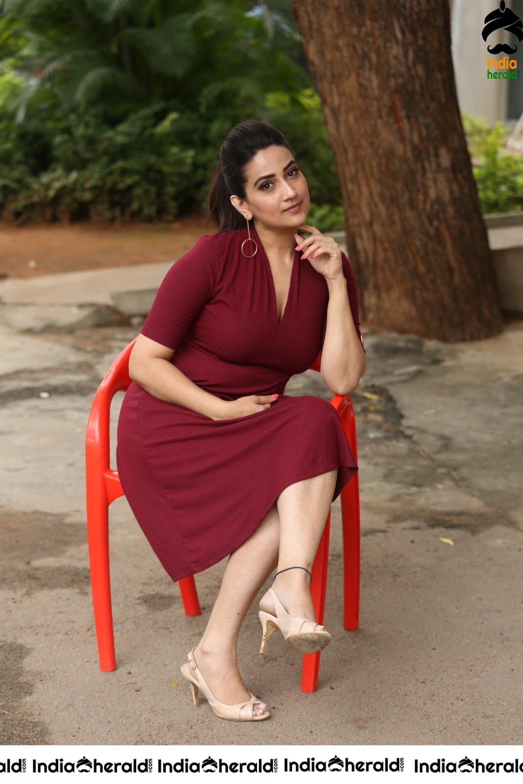 Anchor Manjusha Latest Stills in Maroon Gown Attire Set 1