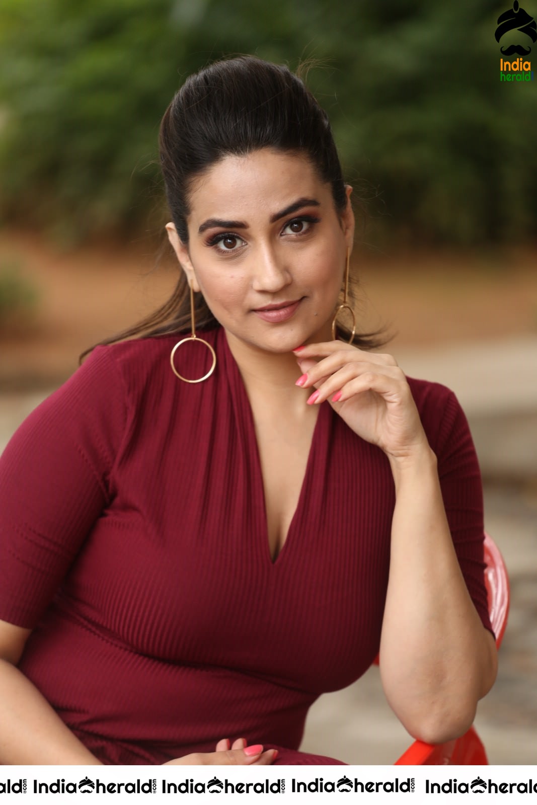 Anchor Manjusha Latest Stills in Maroon Gown Attire Set 1