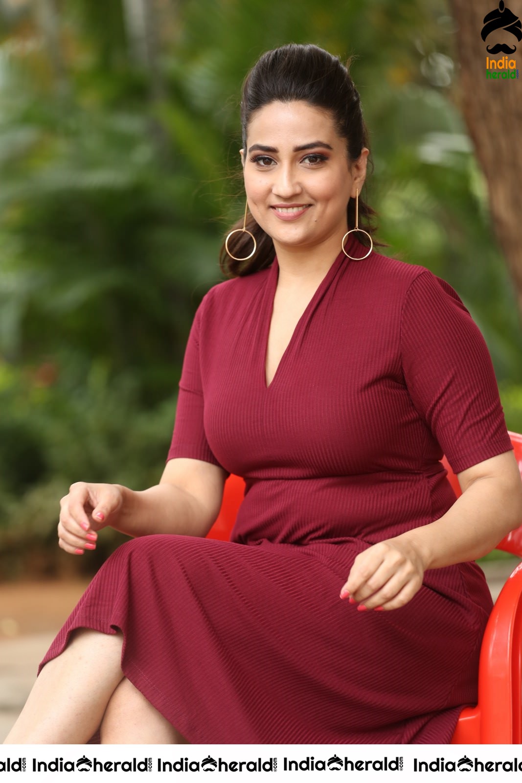 Anchor Manjusha Latest Stills in Maroon Gown Attire Set 1