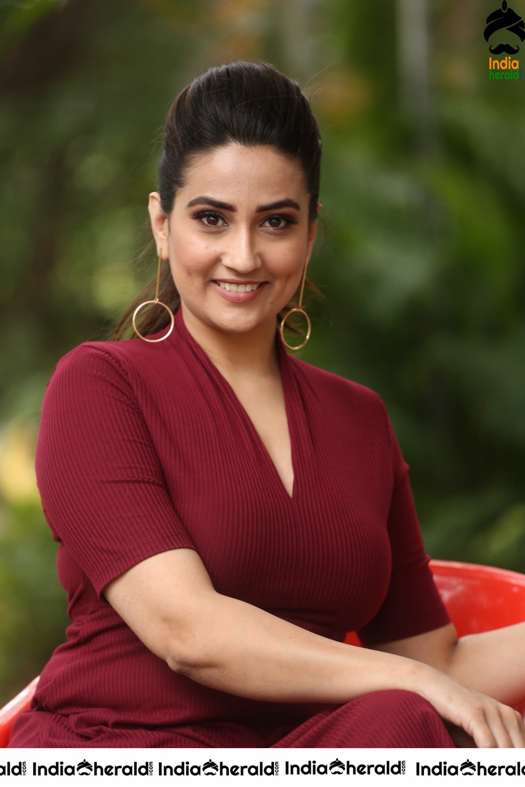 Anchor Manjusha Latest Stills in Maroon Gown Attire Set 2
