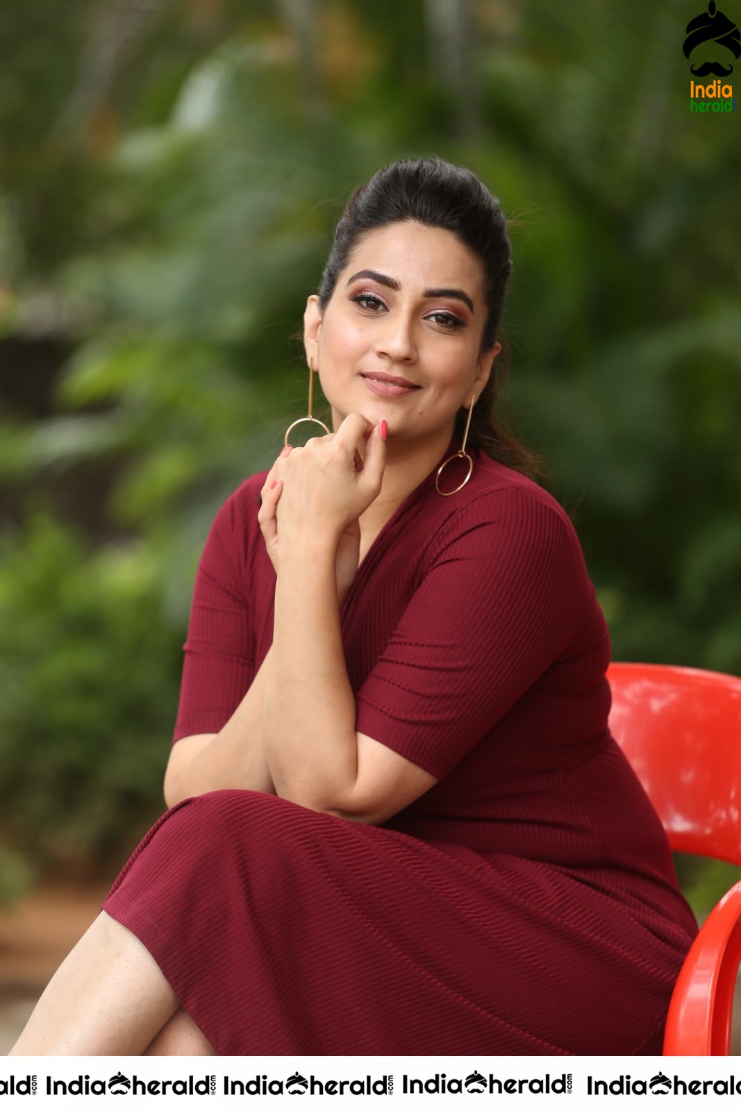 Anchor Manjusha Latest Stills in Maroon Gown Attire Set 2