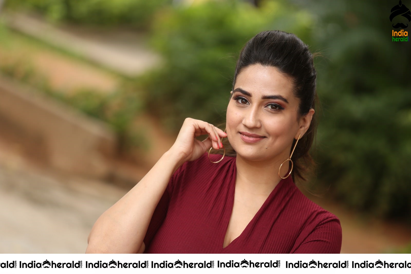 Anchor Manjusha Latest Stills in Maroon Gown Attire Set 2