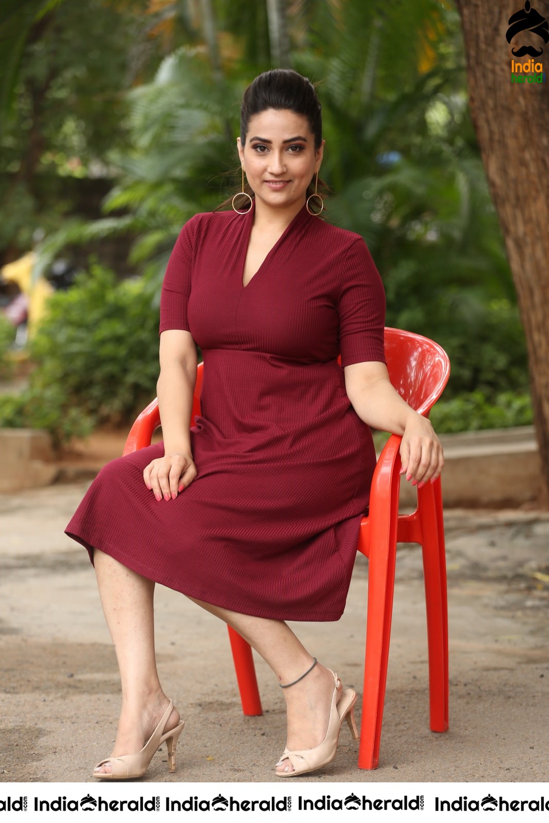 Anchor Manjusha Latest Stills in Maroon Gown Attire Set 2