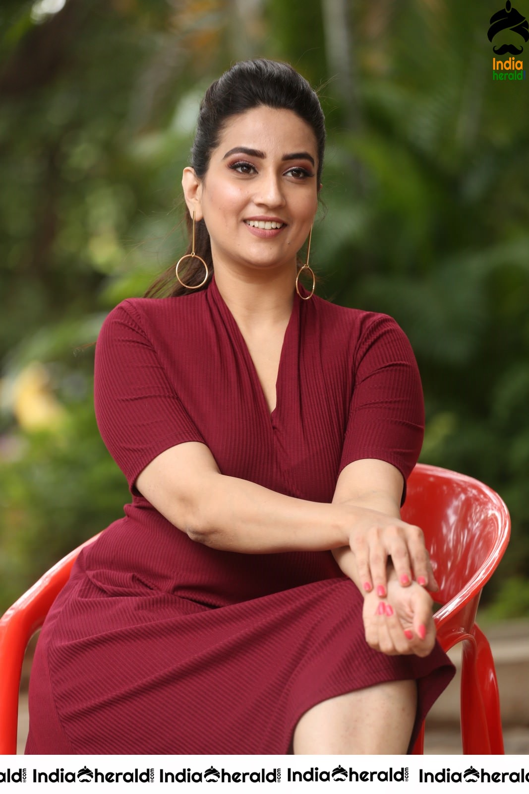 Anchor Manjusha Latest Stills in Maroon Gown Attire Set 2