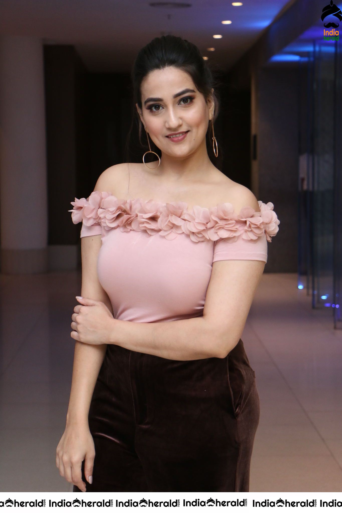 Anchor Manjusha Latest Stills Set 2