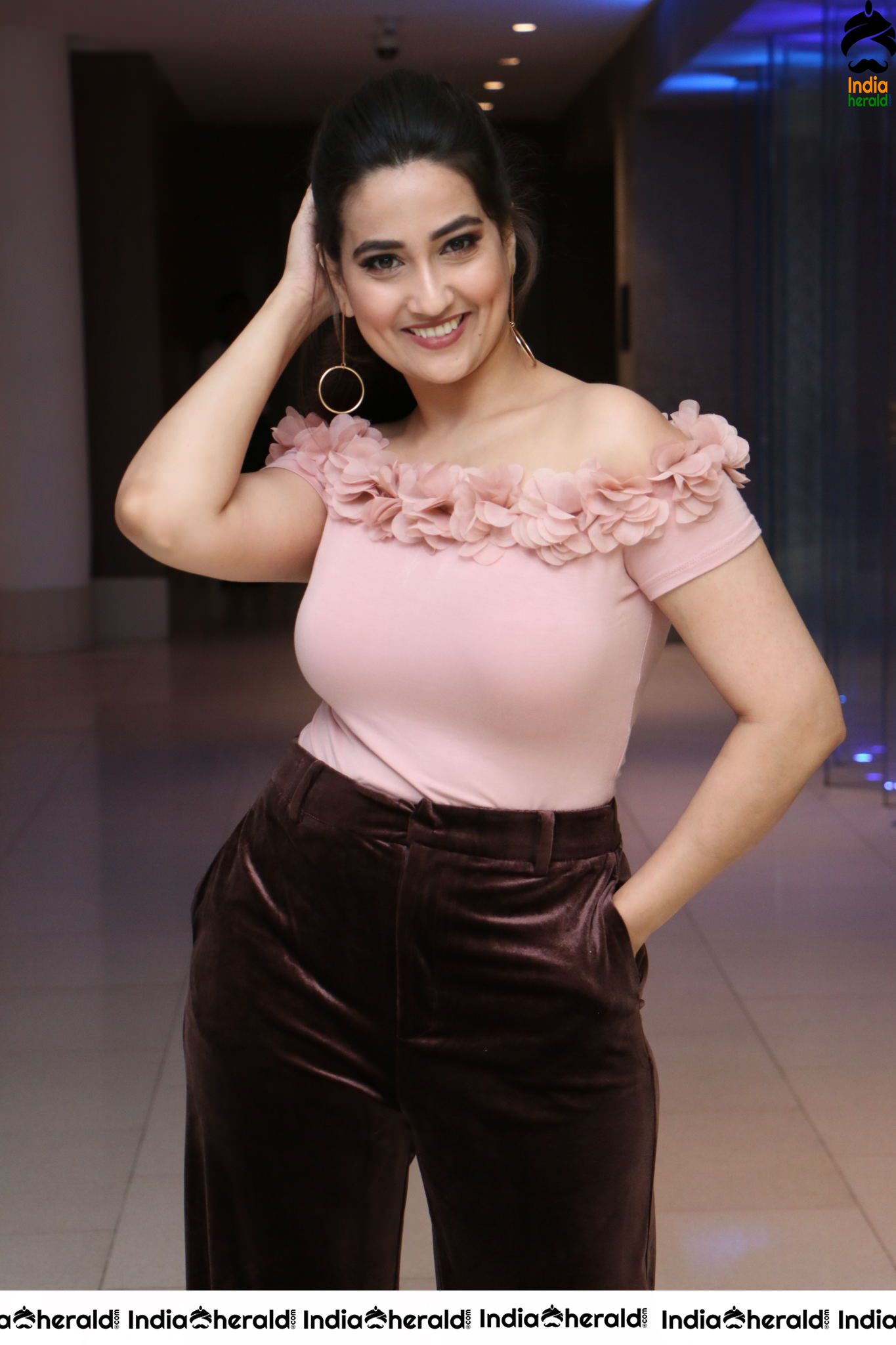 Anchor Manjusha Latest Stills Set 2