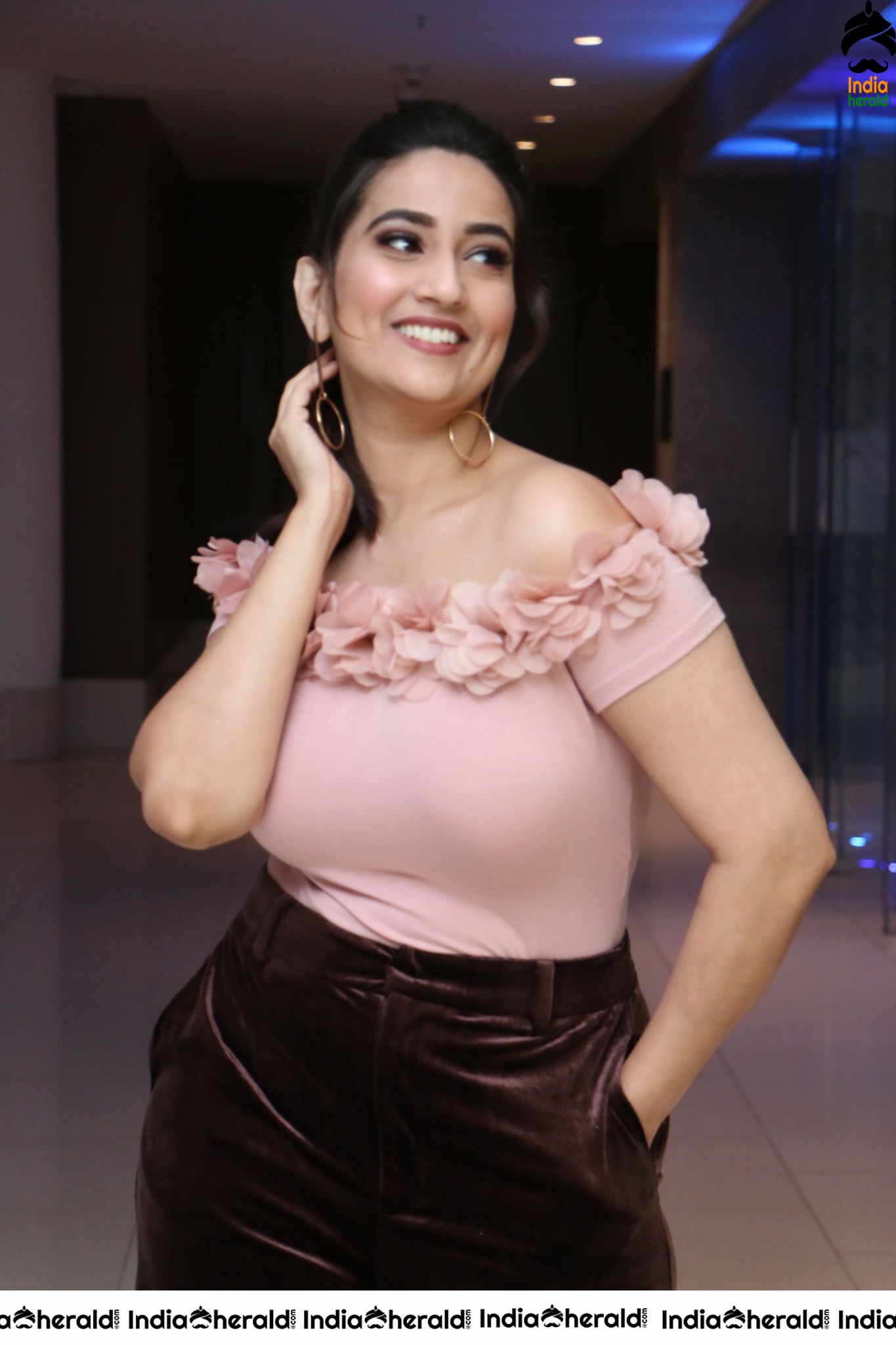 Anchor Manjusha Latest Stills Set 2