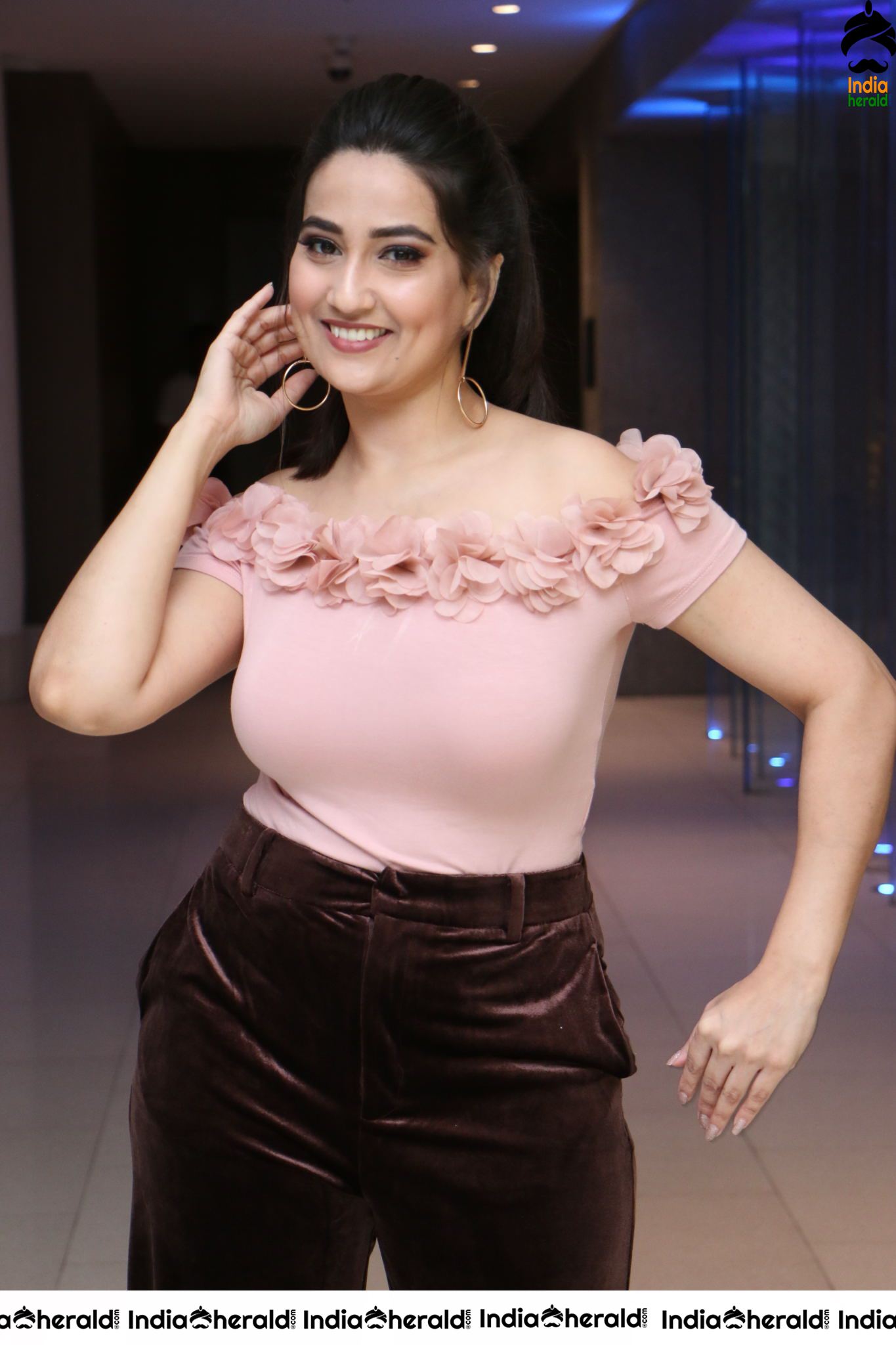 Anchor Manjusha Latest Stills Set 2