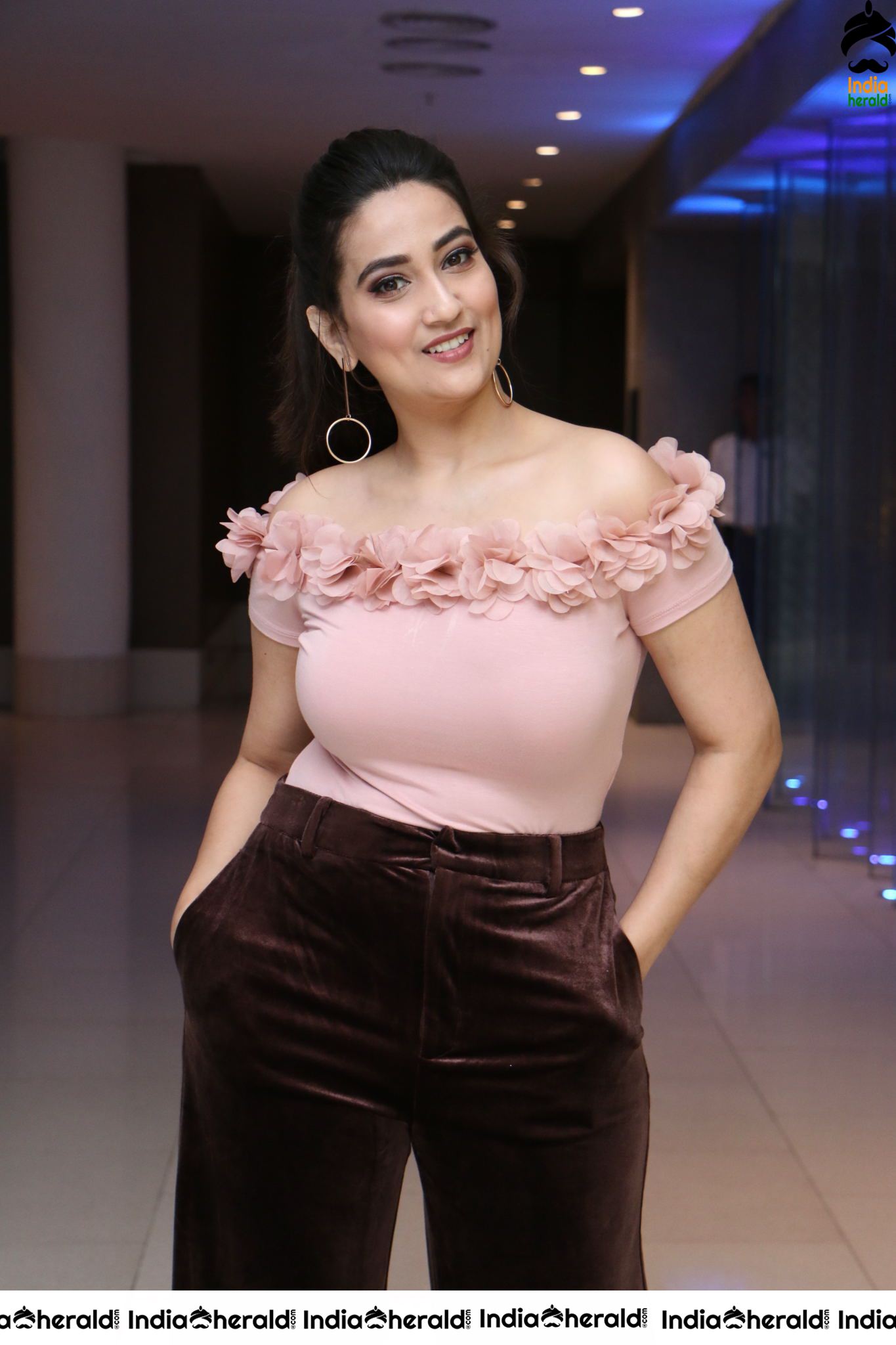 Anchor Manjusha Latest Stills Set 2
