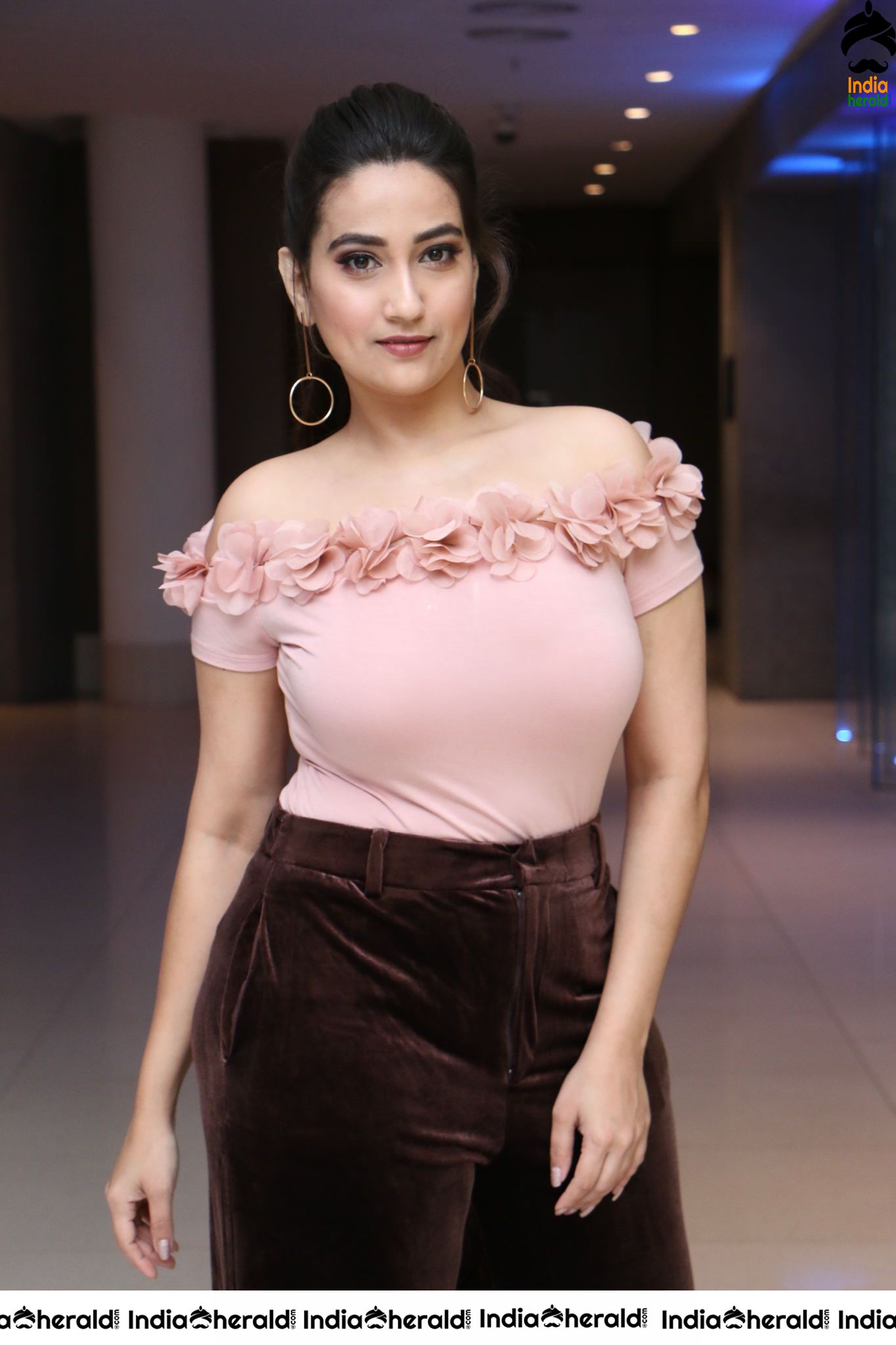 Anchor Manjusha Latest Stills Set 2