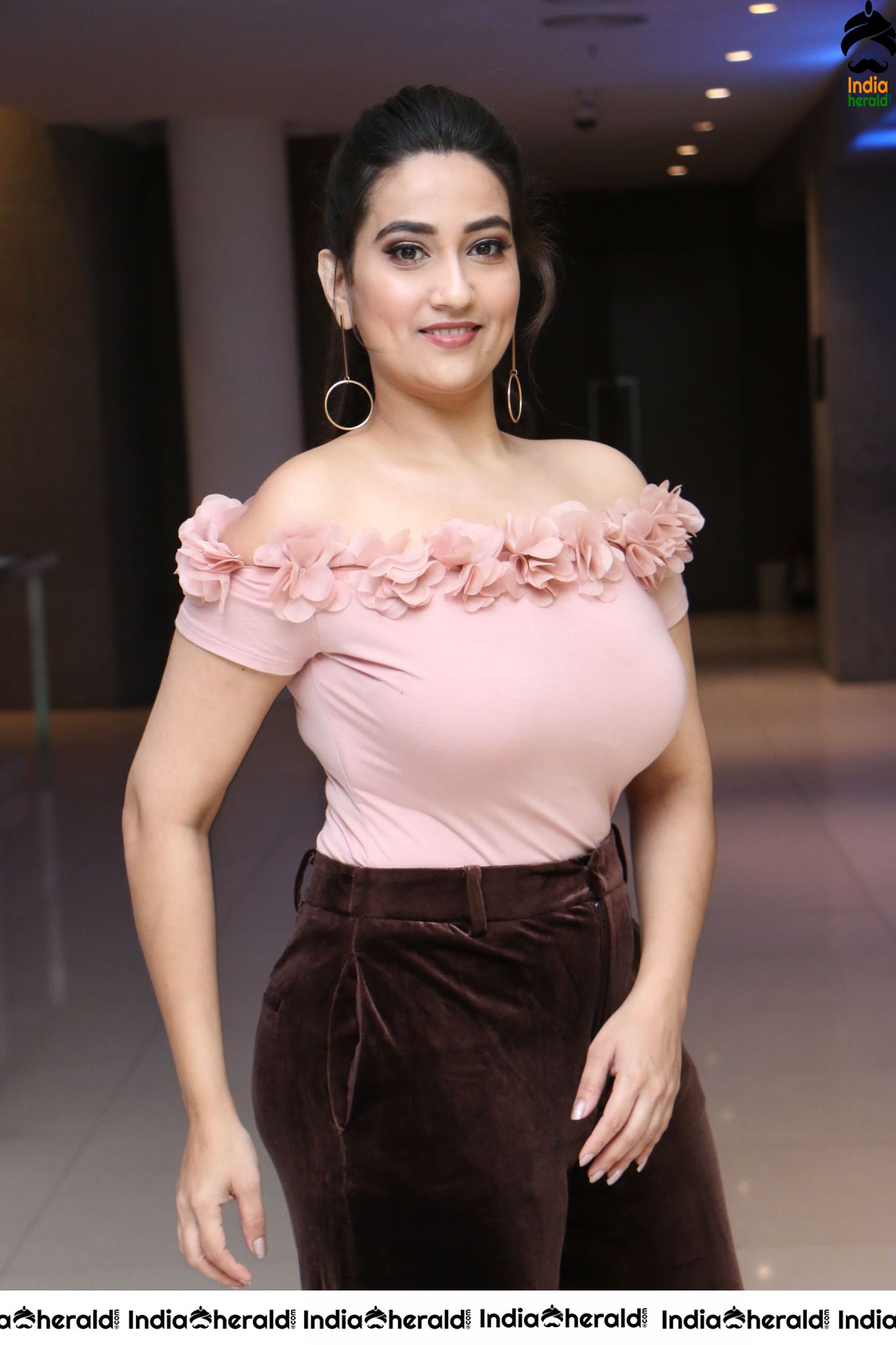 Anchor Manjusha Latest Stills Set 2