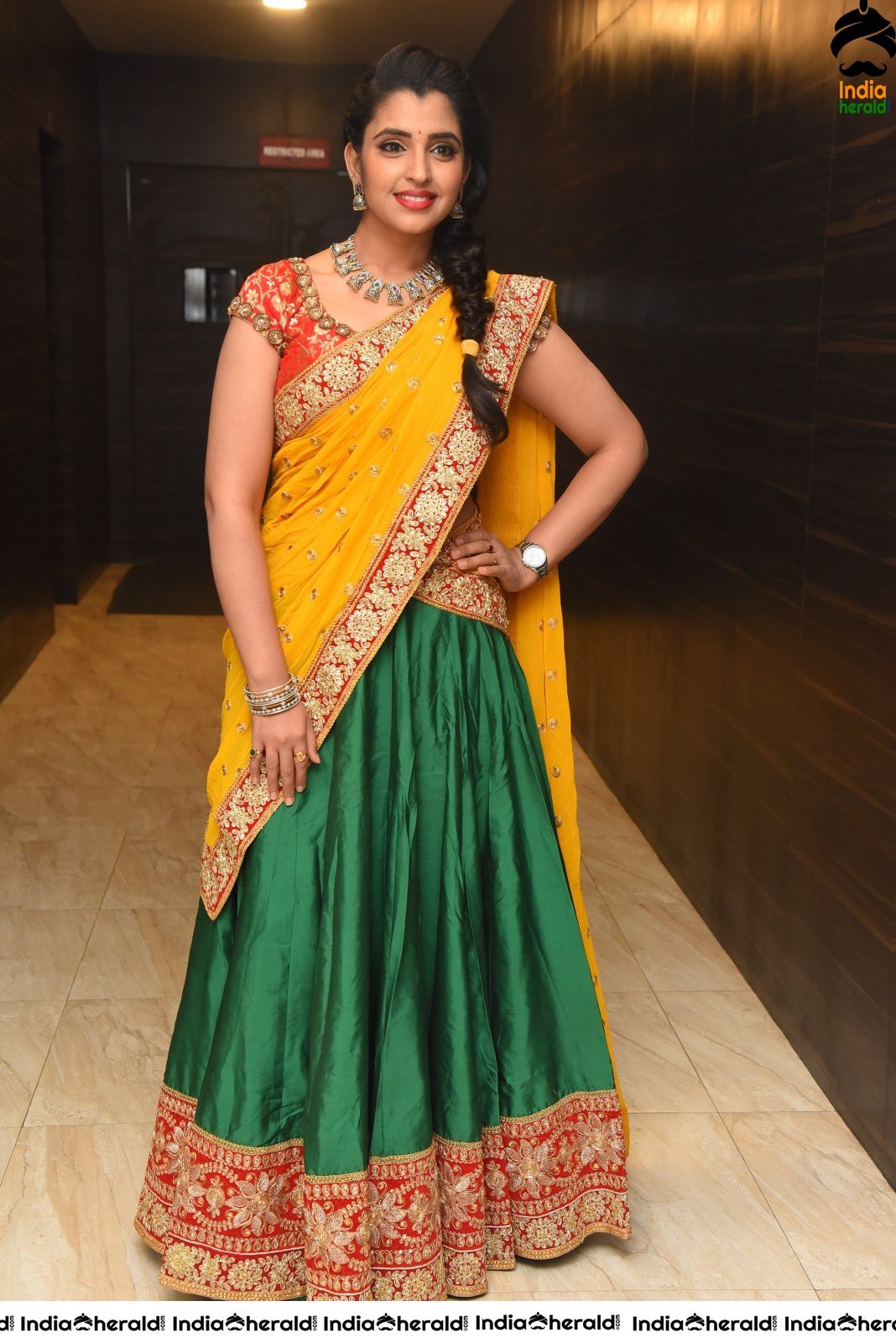 Anchor Shyamala Hot Photos exposing her Waistline Set 1