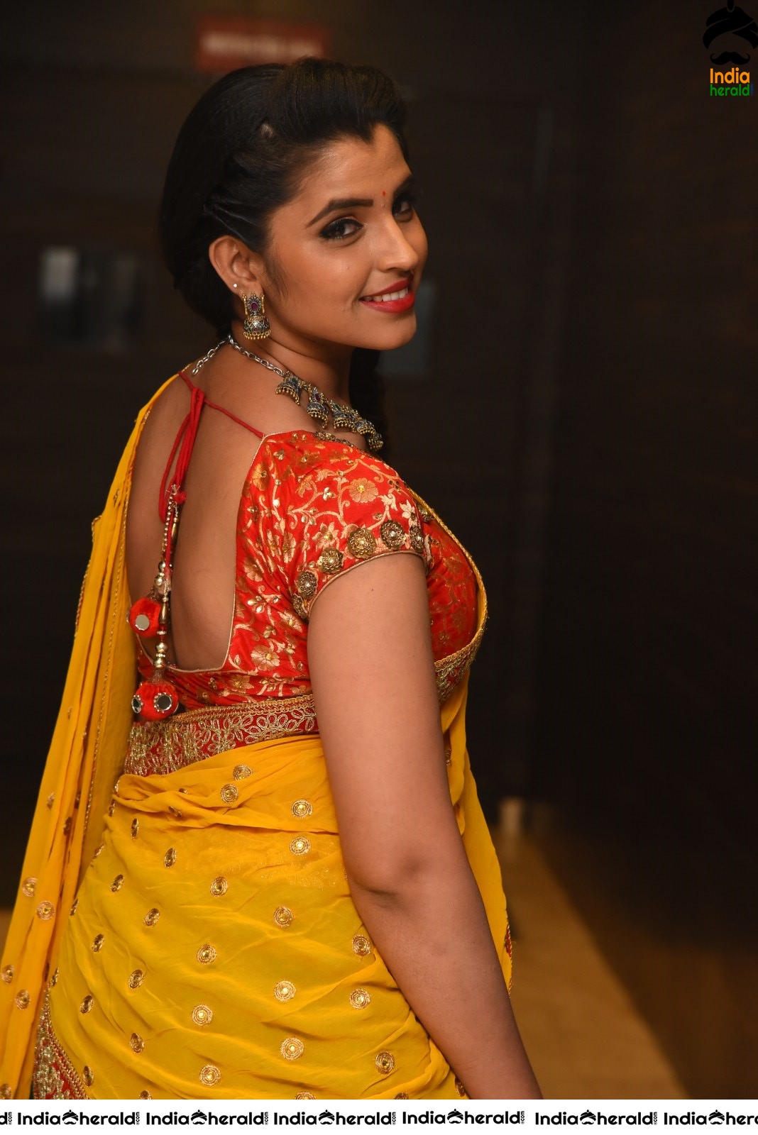 Anchor Shyamala Hot Photos exposing her Waistline Set 1