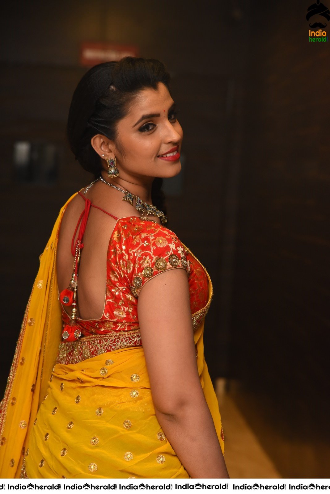 Anchor Shyamala Hot Photos exposing her Waistline Set 1