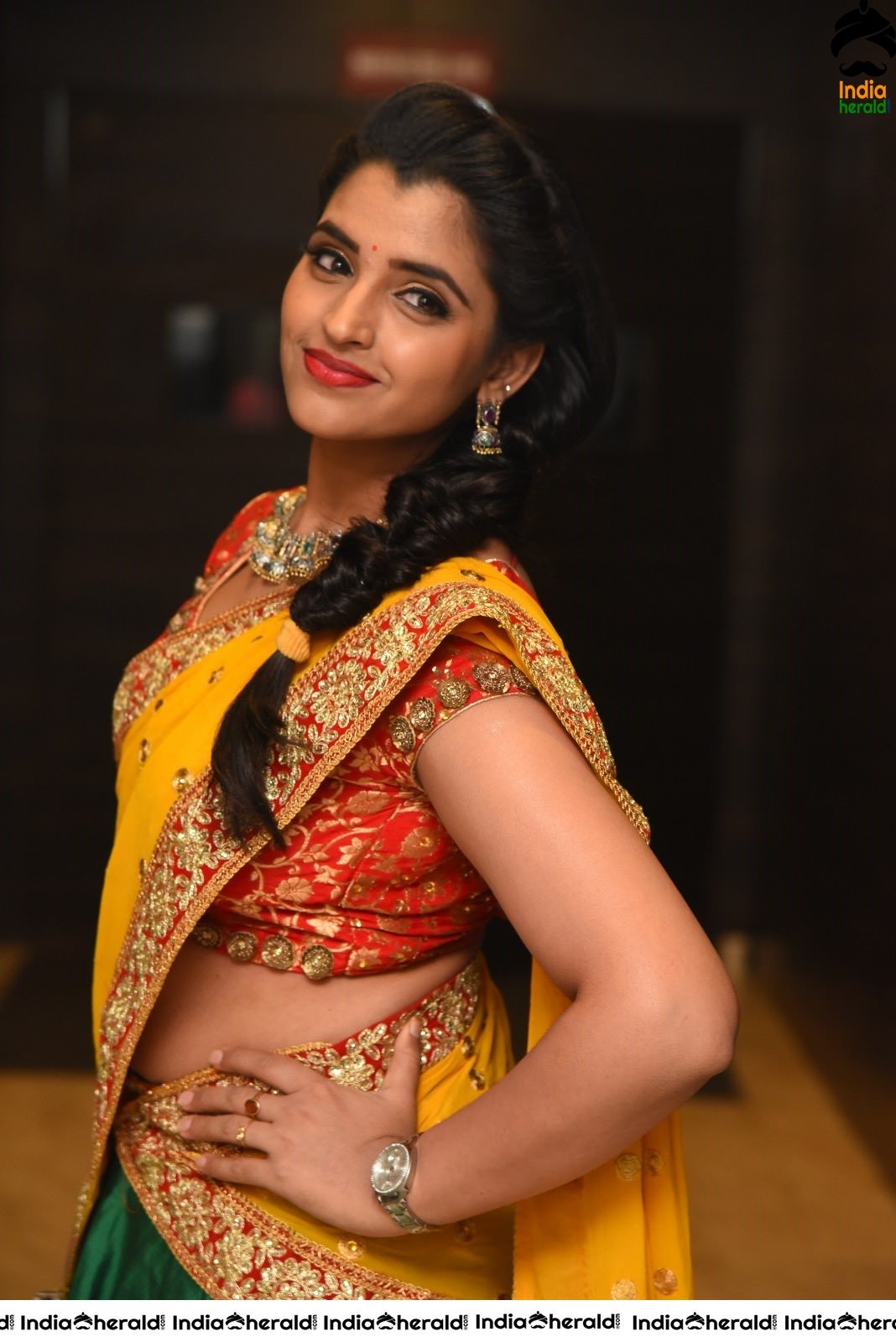 Anchor Shyamala Hot Photos exposing her Waistline Set 2