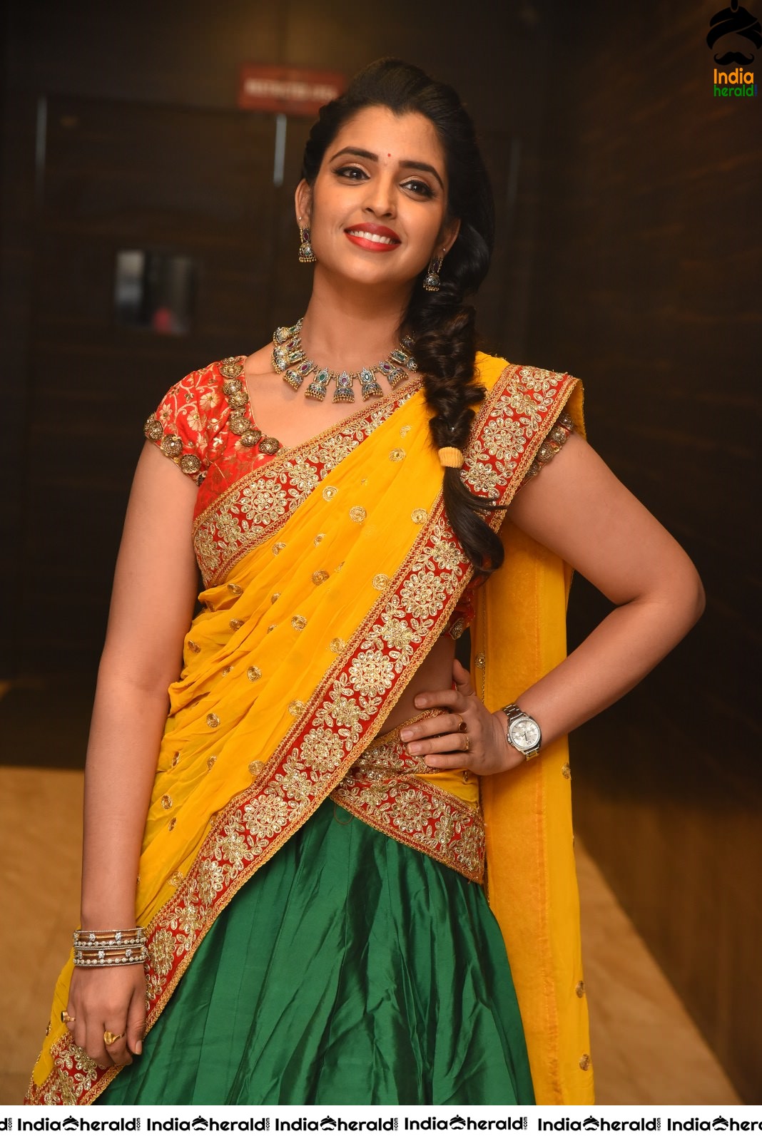 Anchor Shyamala Hot Photos exposing her Waistline Set 2