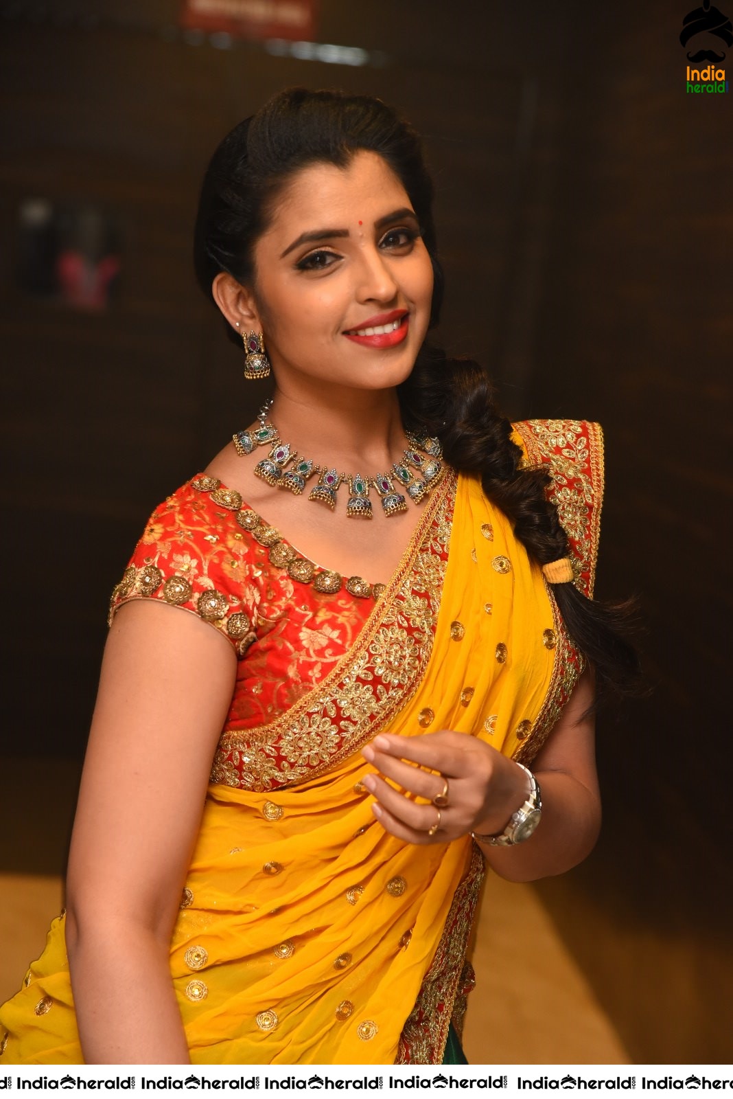 Anchor Shyamala Hot Photos exposing her Waistline Set 2