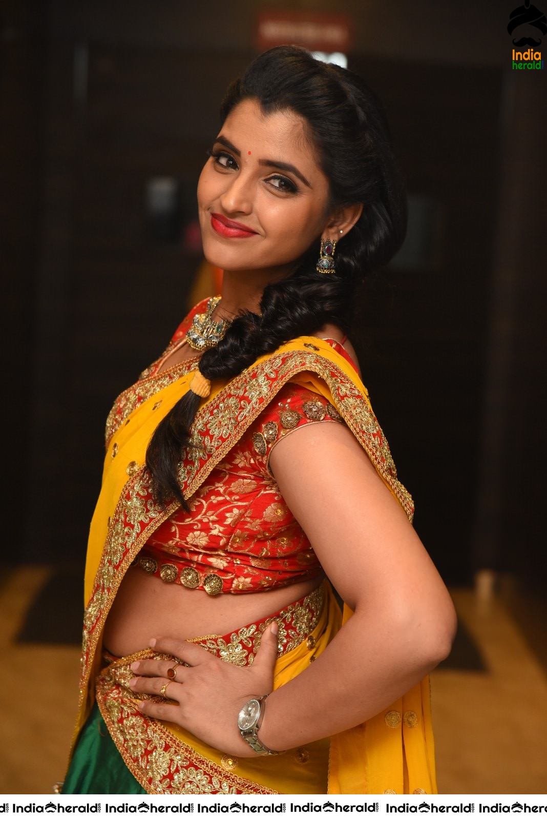 Anchor Shyamala Hot Photos exposing her Waistline Set 2