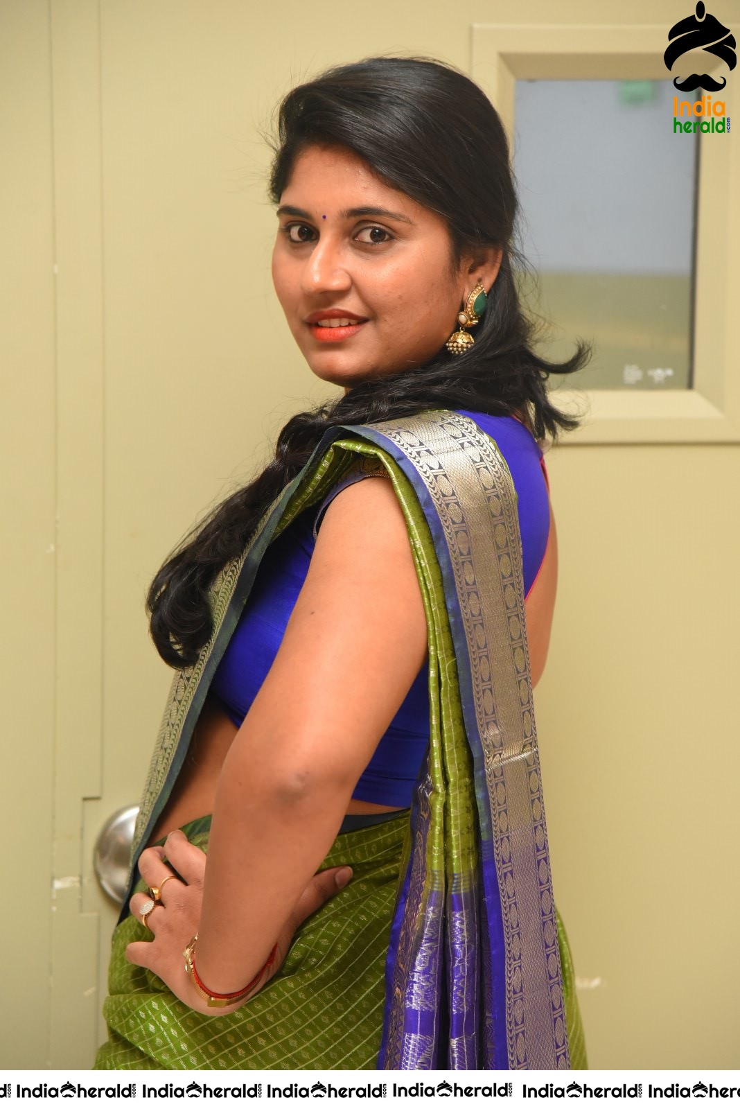 Anchor Sony Hot in Green Saree Stills Set 1