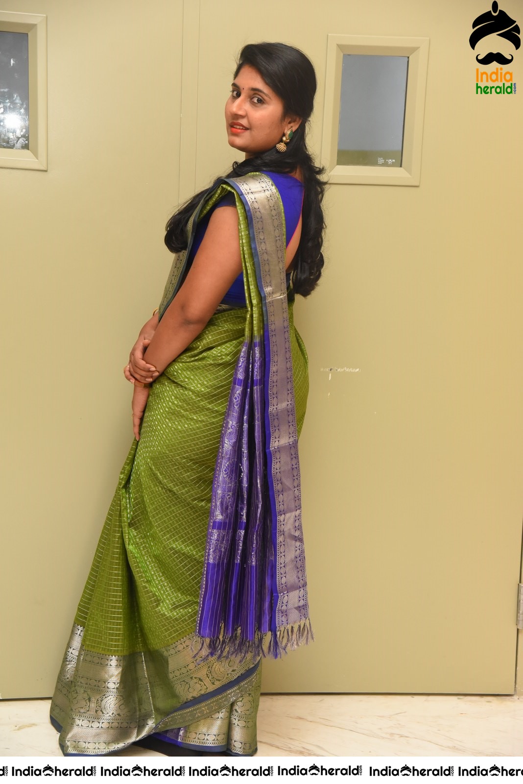 Anchor Sony Hot in Green Saree Stills Set 1