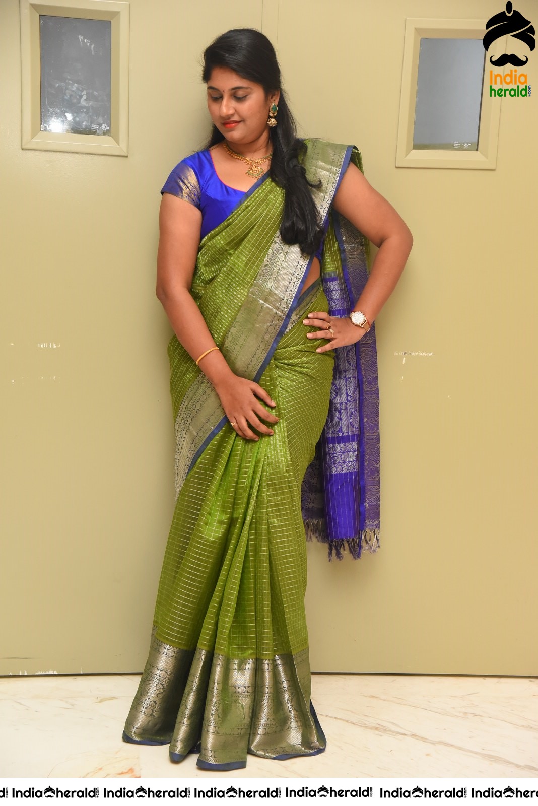 Anchor Sony Hot in Green Saree Stills Set 1