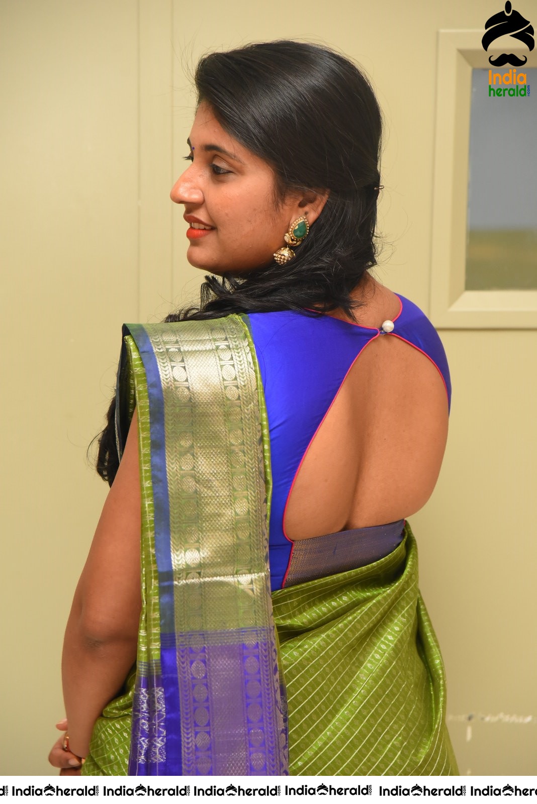 Anchor Sony Hot in Green Saree Stills Set 1