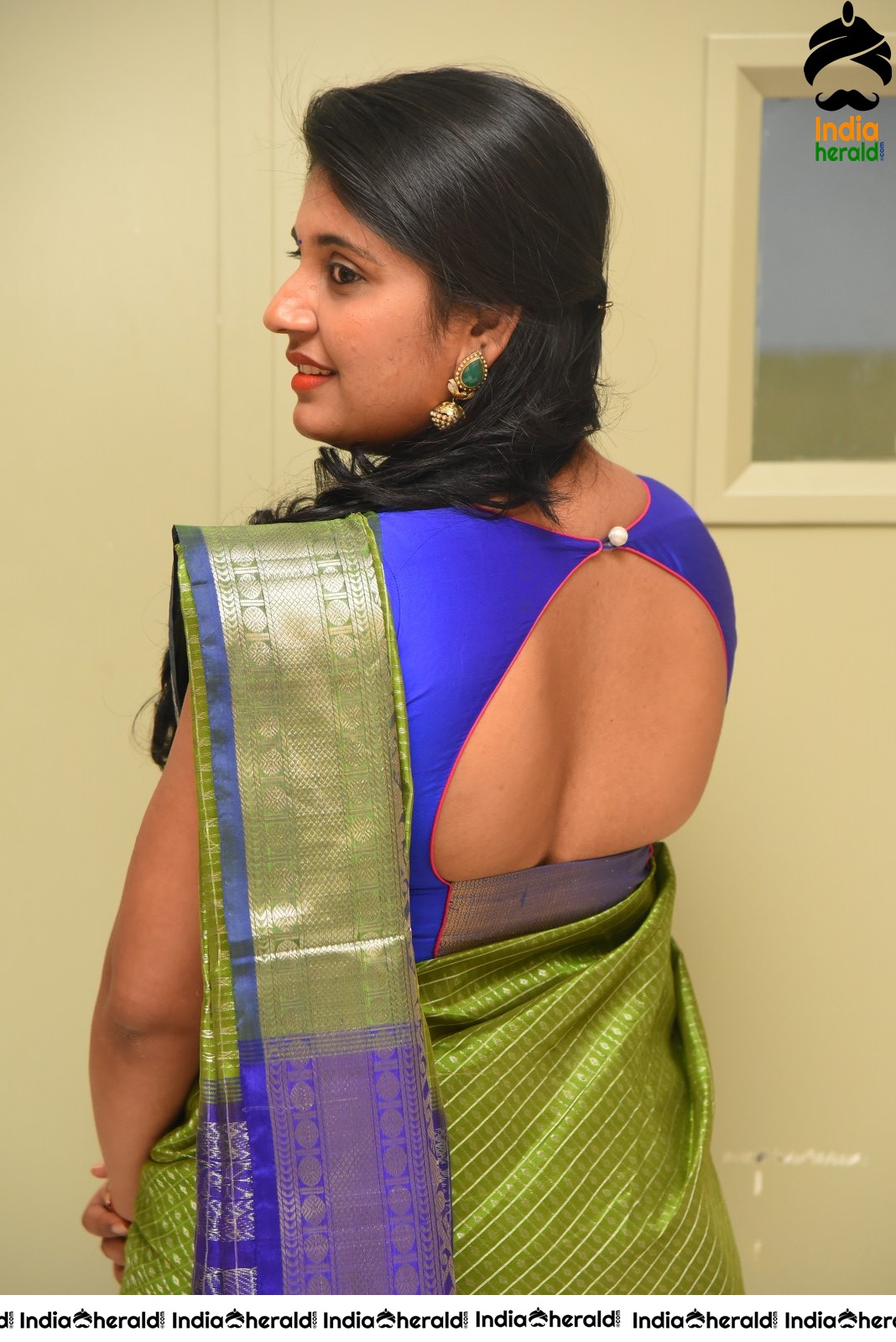 Anchor Sony Hot in Green Saree Stills Set 1