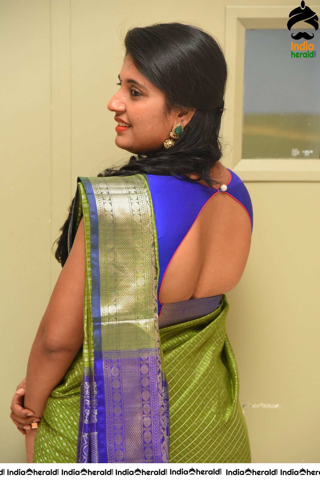 Anchor Sony Hot in Green Saree Stills Set 1