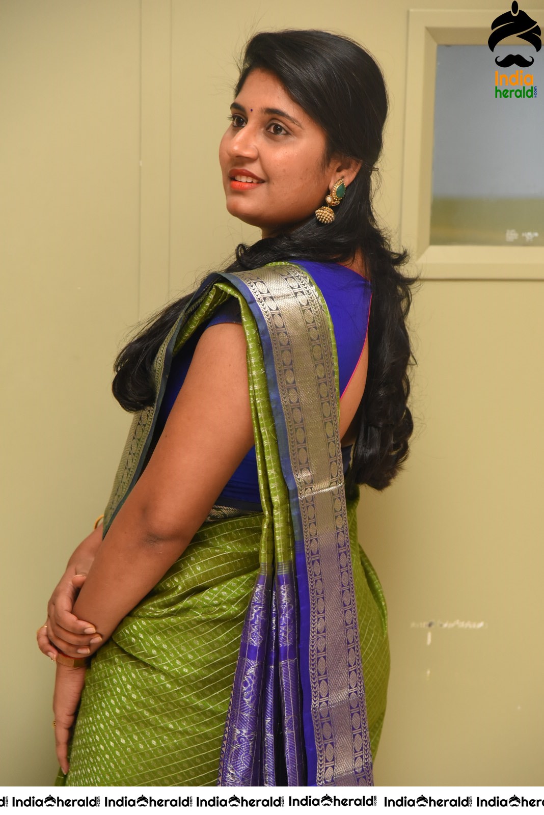 Anchor Sony Hot in Green Saree Stills Set 1