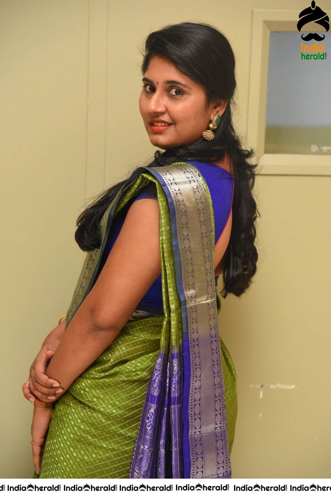 Anchor Sony Hot in Green Saree Stills Set 2