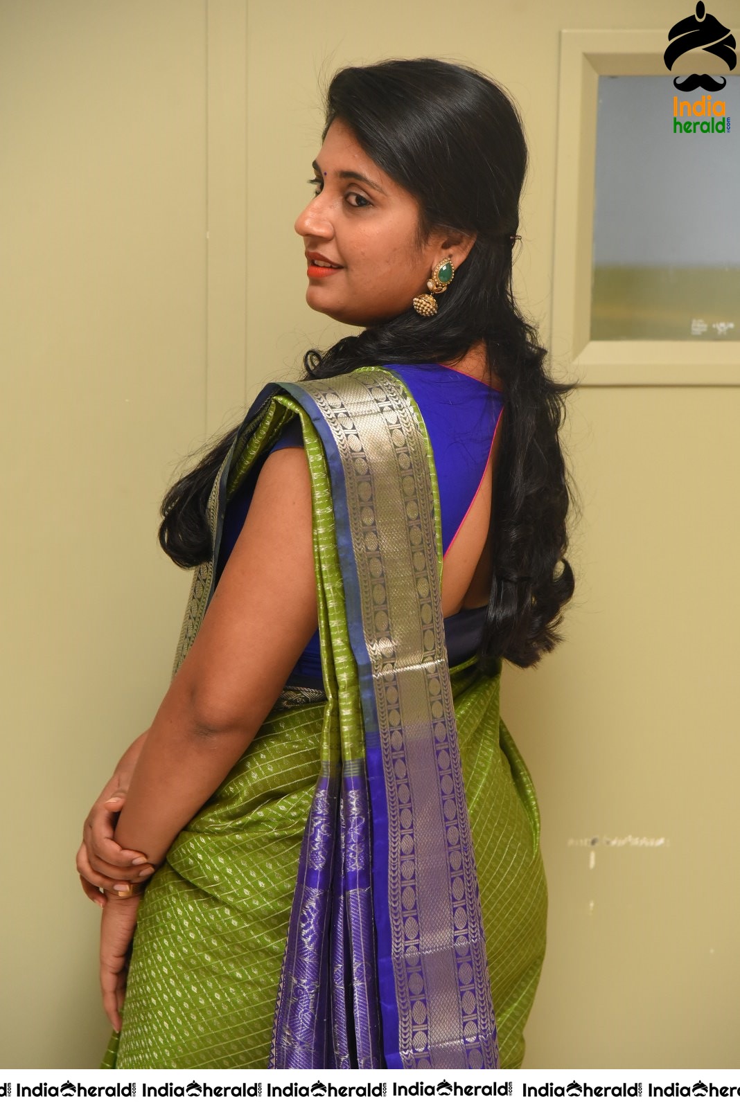 Anchor Sony Hot in Green Saree Stills Set 2