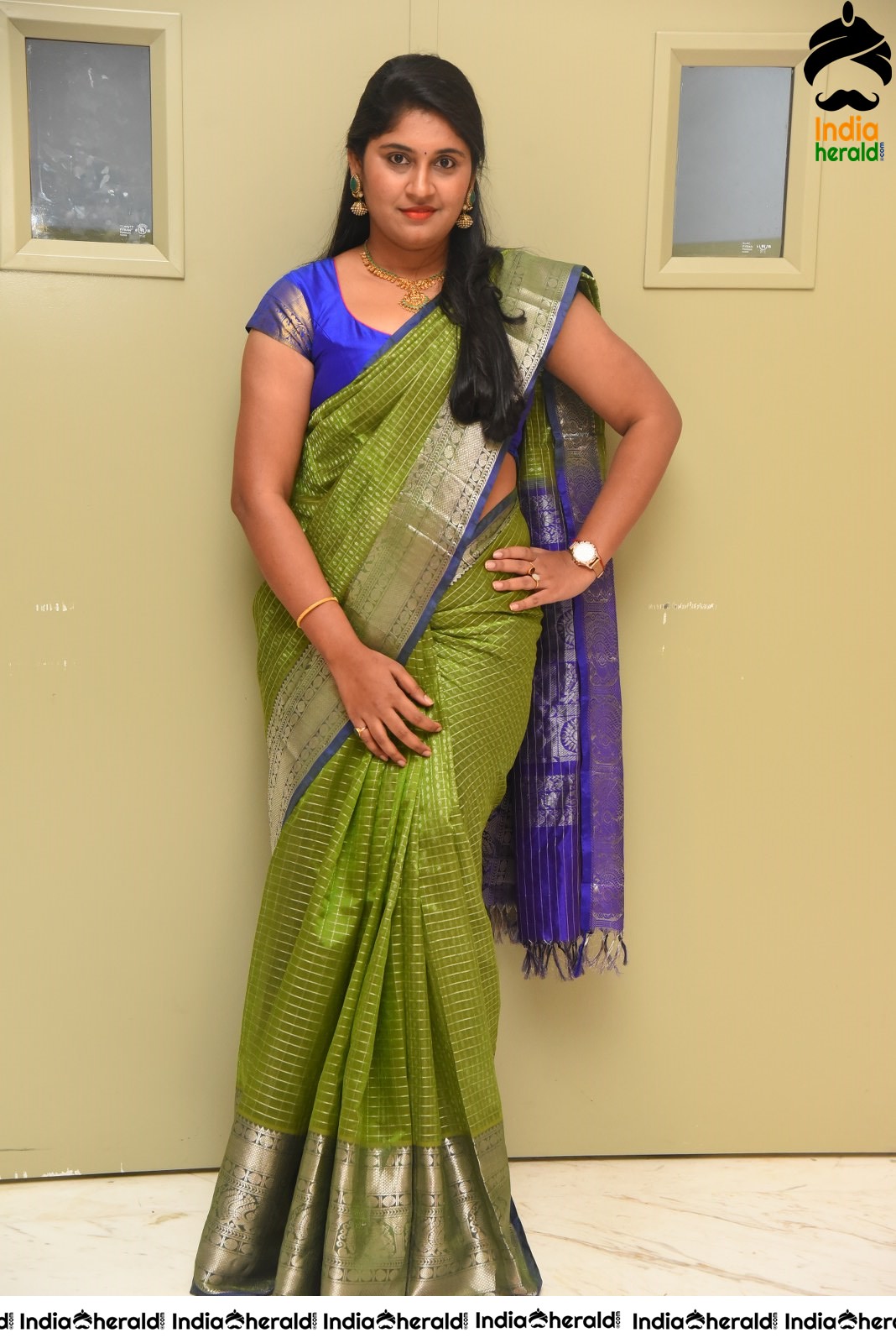 Anchor Sony Hot in Green Saree Stills Set 2