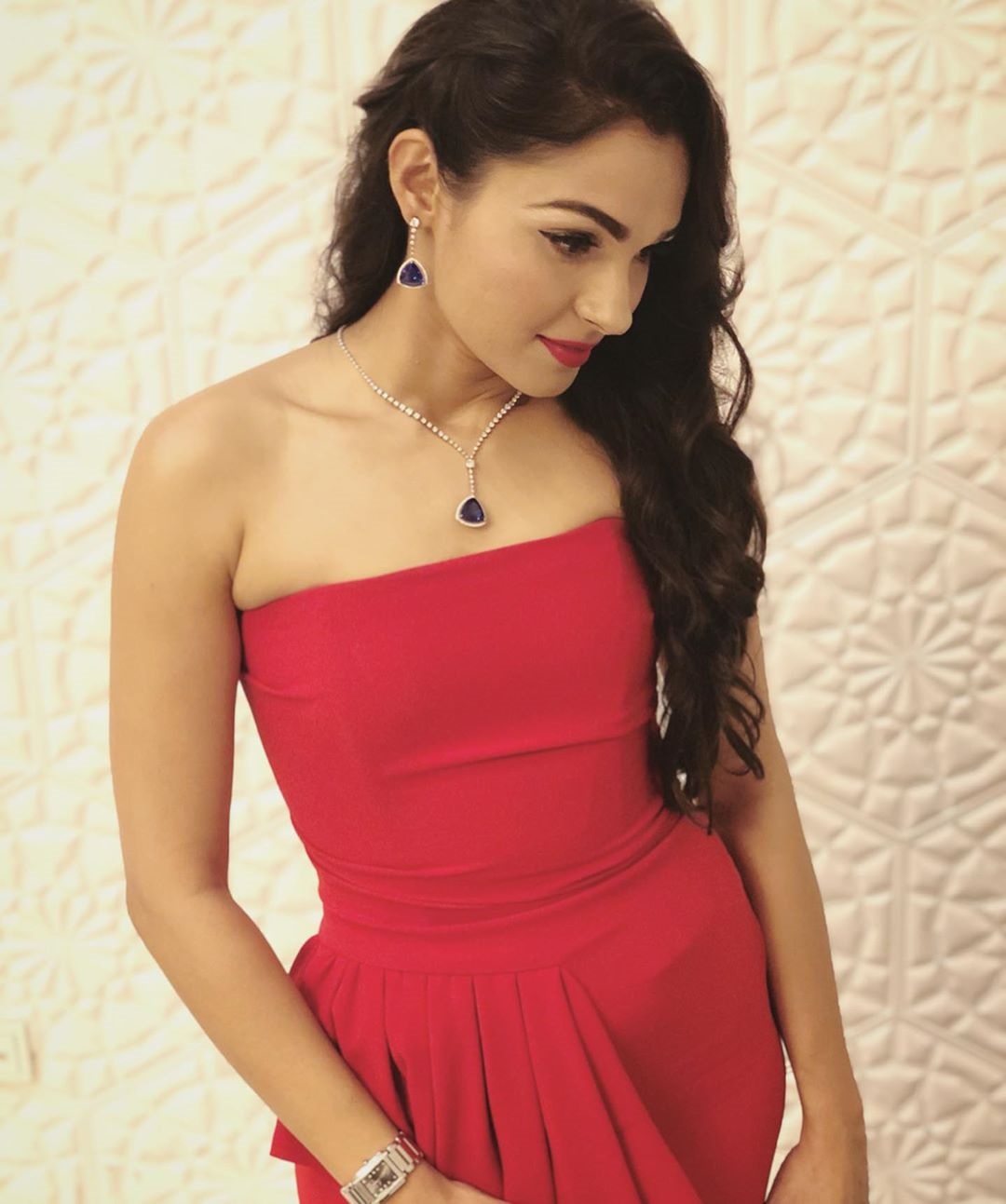 Andrea Jeremiah Sizzles And Show Off Her Curves In Red