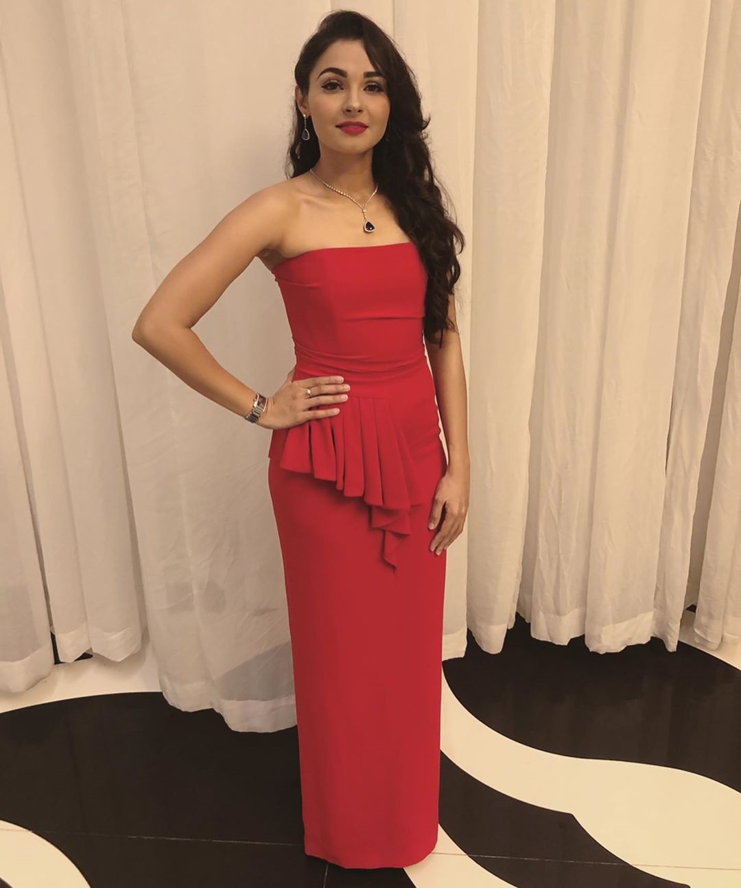Andrea Jeremiah Sizzles And Show Off Her Curves In Red