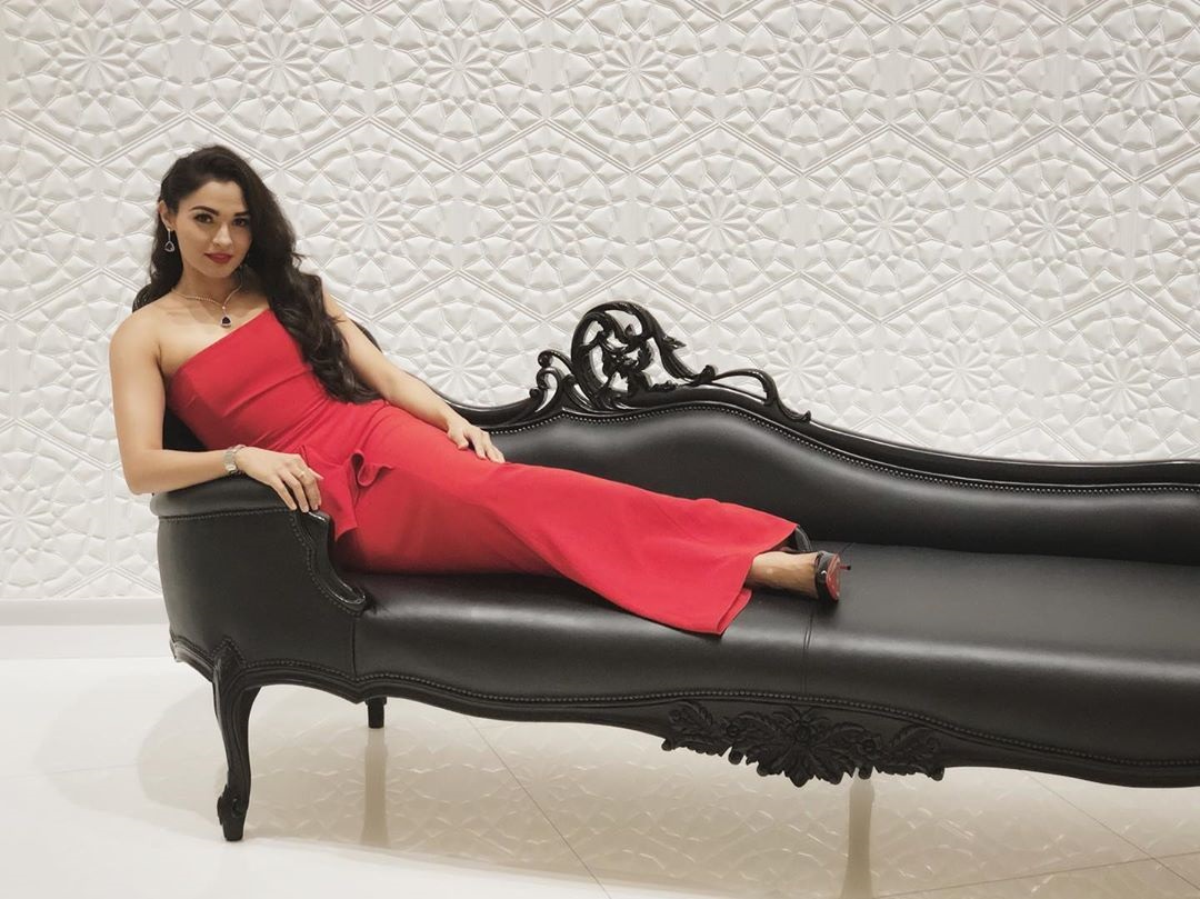Andrea Jeremiah Sizzles And Show Off Her Curves In Red