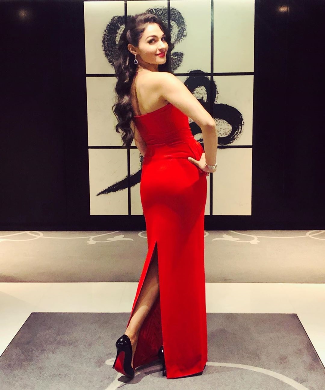 Andrea Jeremiah Sizzles And Show Off Her Curves In Red