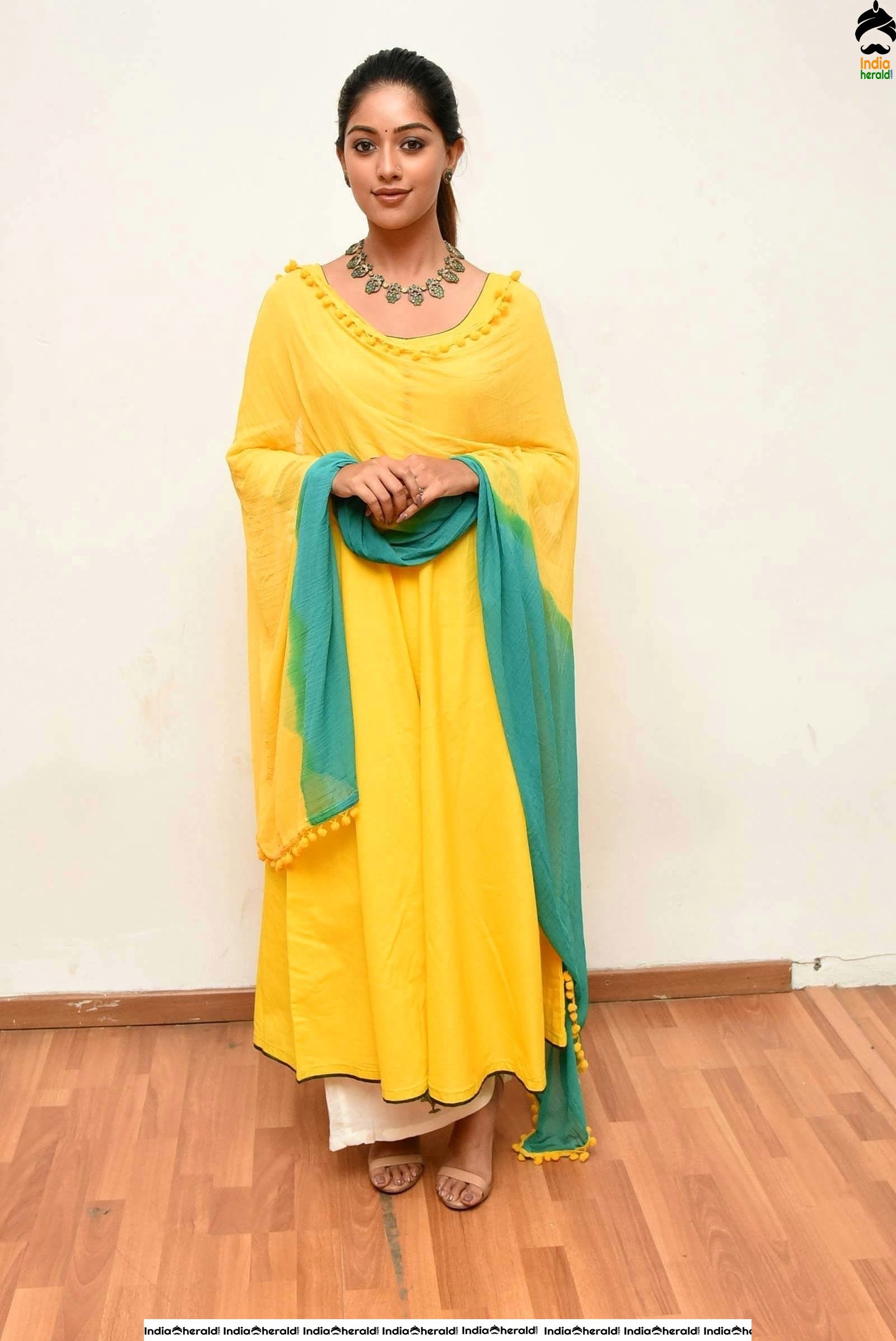 Anu Emmanuel Cute and Mesmerizing HD Photos