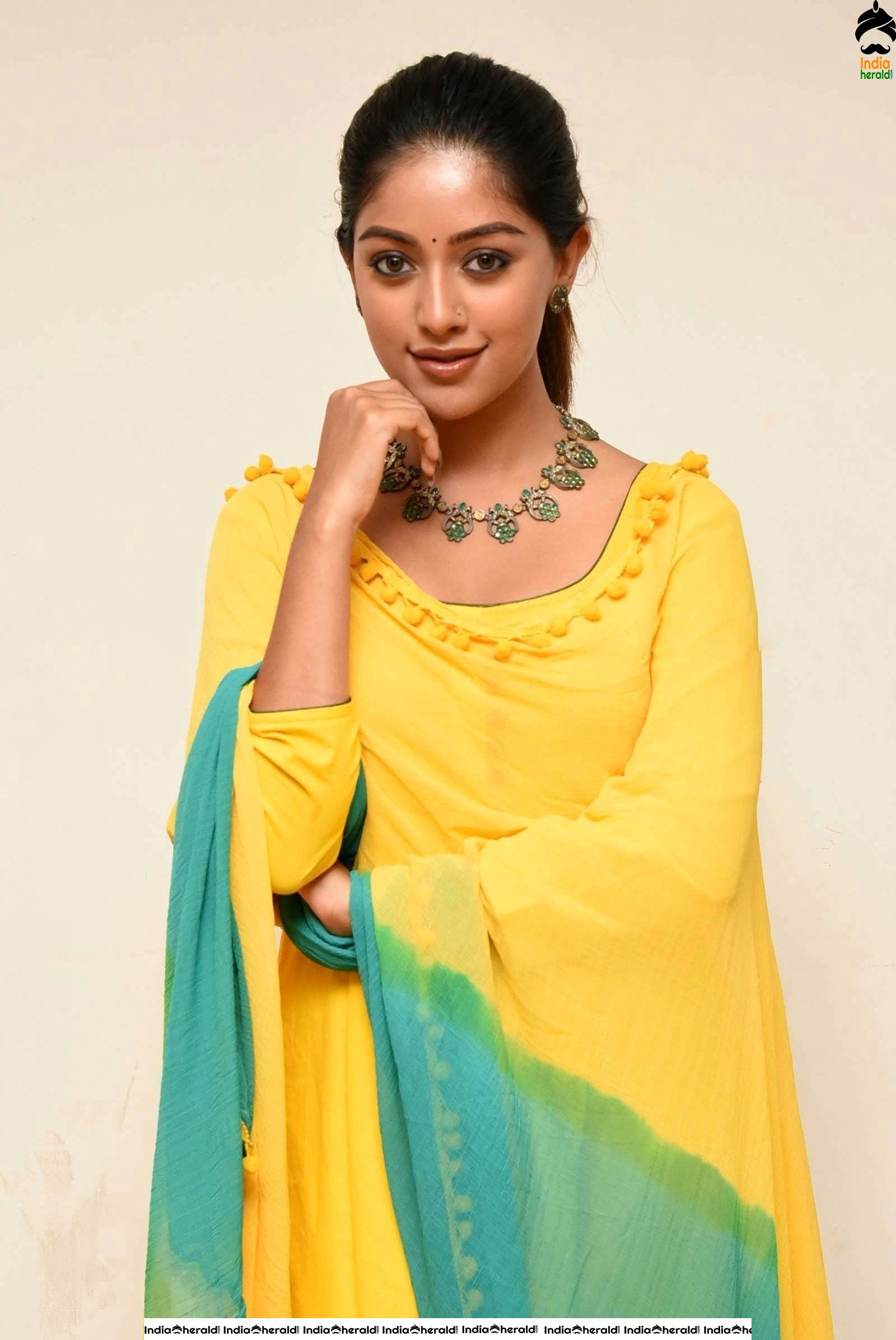Anu Emmanuel Cute and Mesmerizing HD Photos