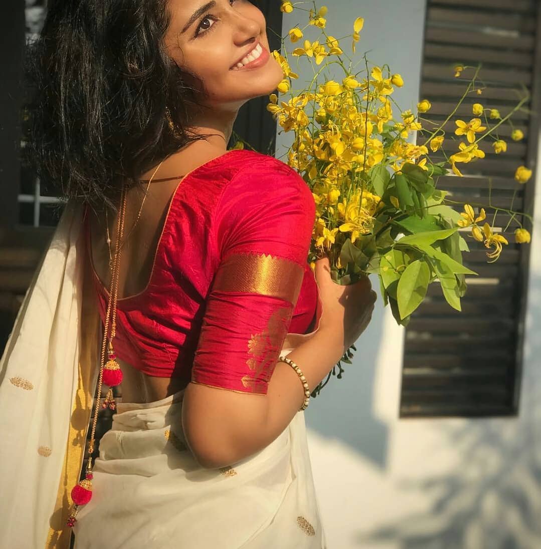 Anupama Parameswaran Cute Kerala Saree Stills