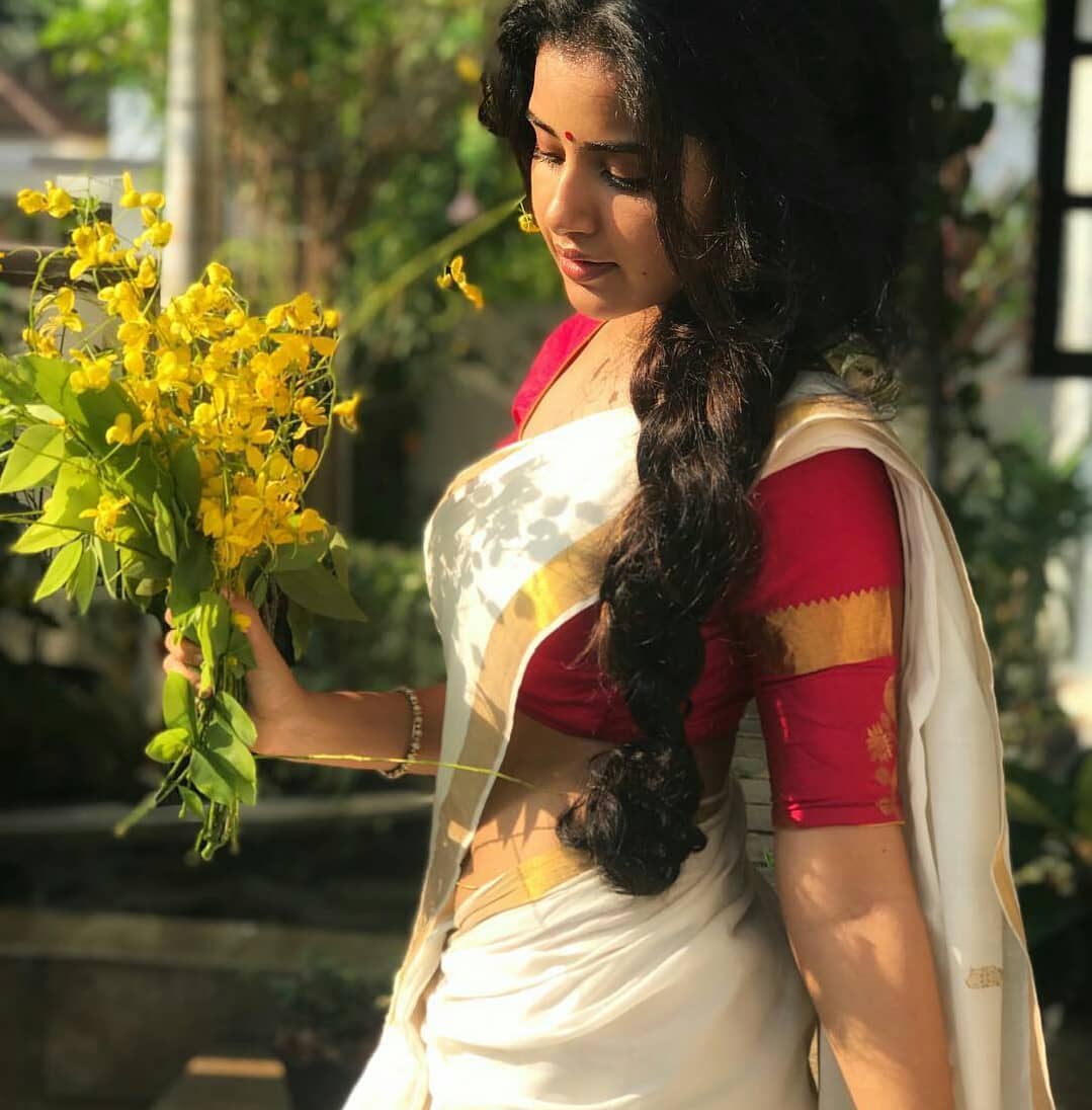 Anupama Parameswaran Cute Kerala Saree Stills