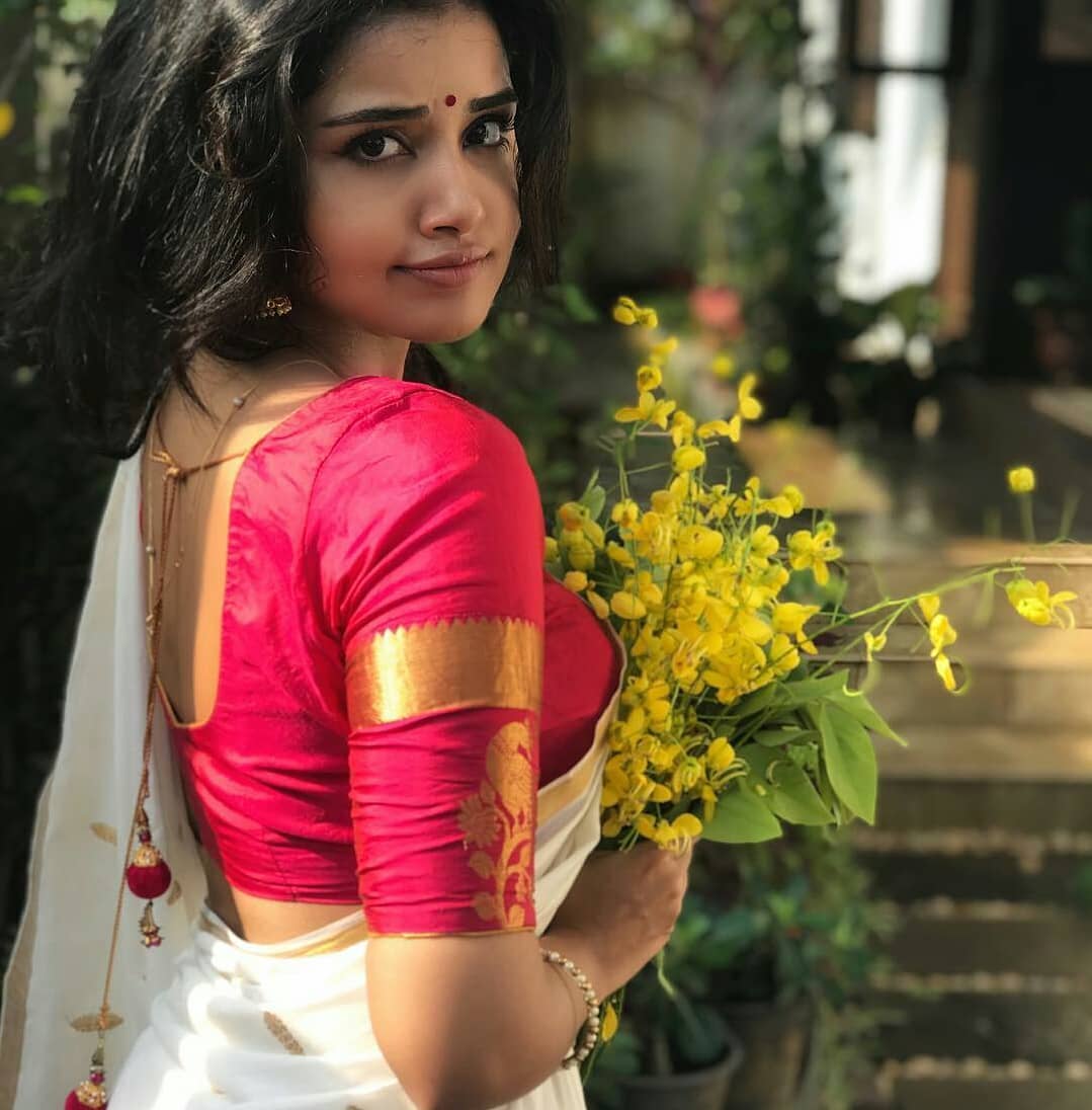 Anupama Parameswaran Cute Kerala Saree Stills