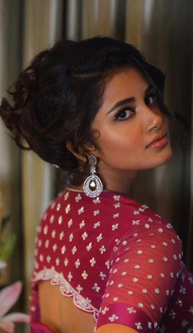 Anupama Parameswaran Latest Hot Photos Exposing Her Sexy Back