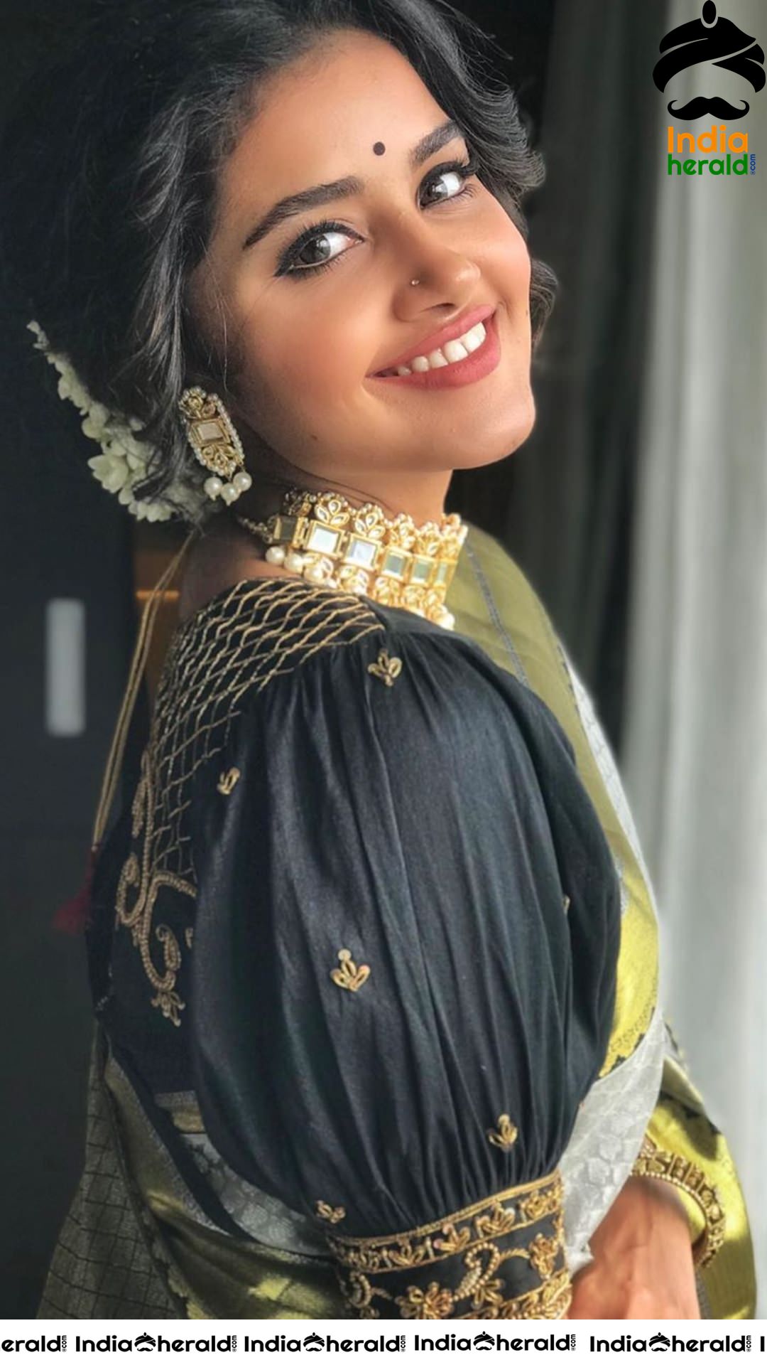 Anupama Parameswaran Oozing Sex Appeal in Bindhi and Saree